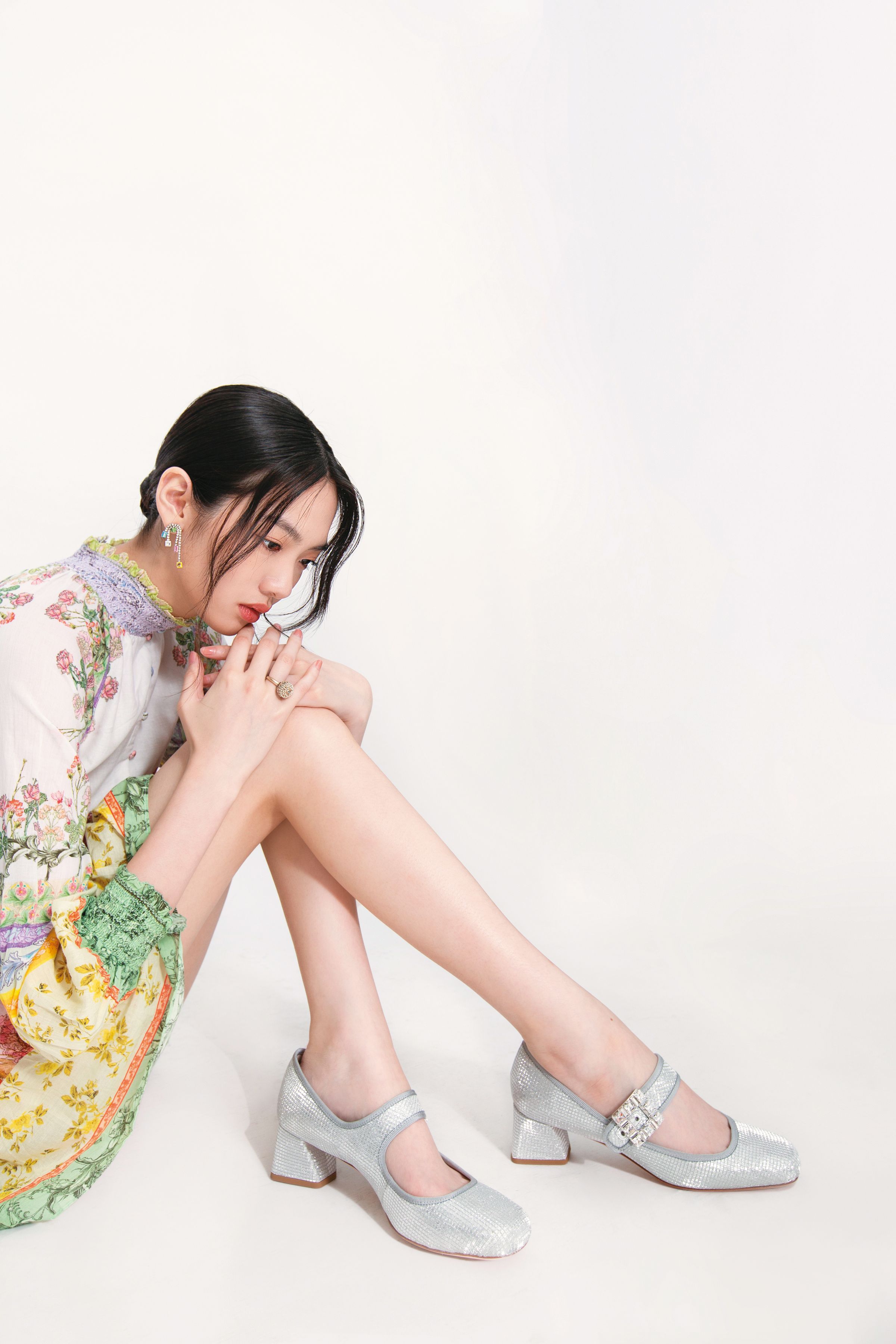 泡泡袖娃娃迷你洋裝 NT$21,500 by Alice + Olivia；Tres Vivier銀色格狀紋理鑽扣中跟鞋 NT$58,900 by Roger Vivier；多色寶石垂墜耳飾 NT$3,990 by maje；JARDIN INDIEN銀色水晶與多色漆面裝飾珍珠金屬戒指 NT$20,000 by DIOR