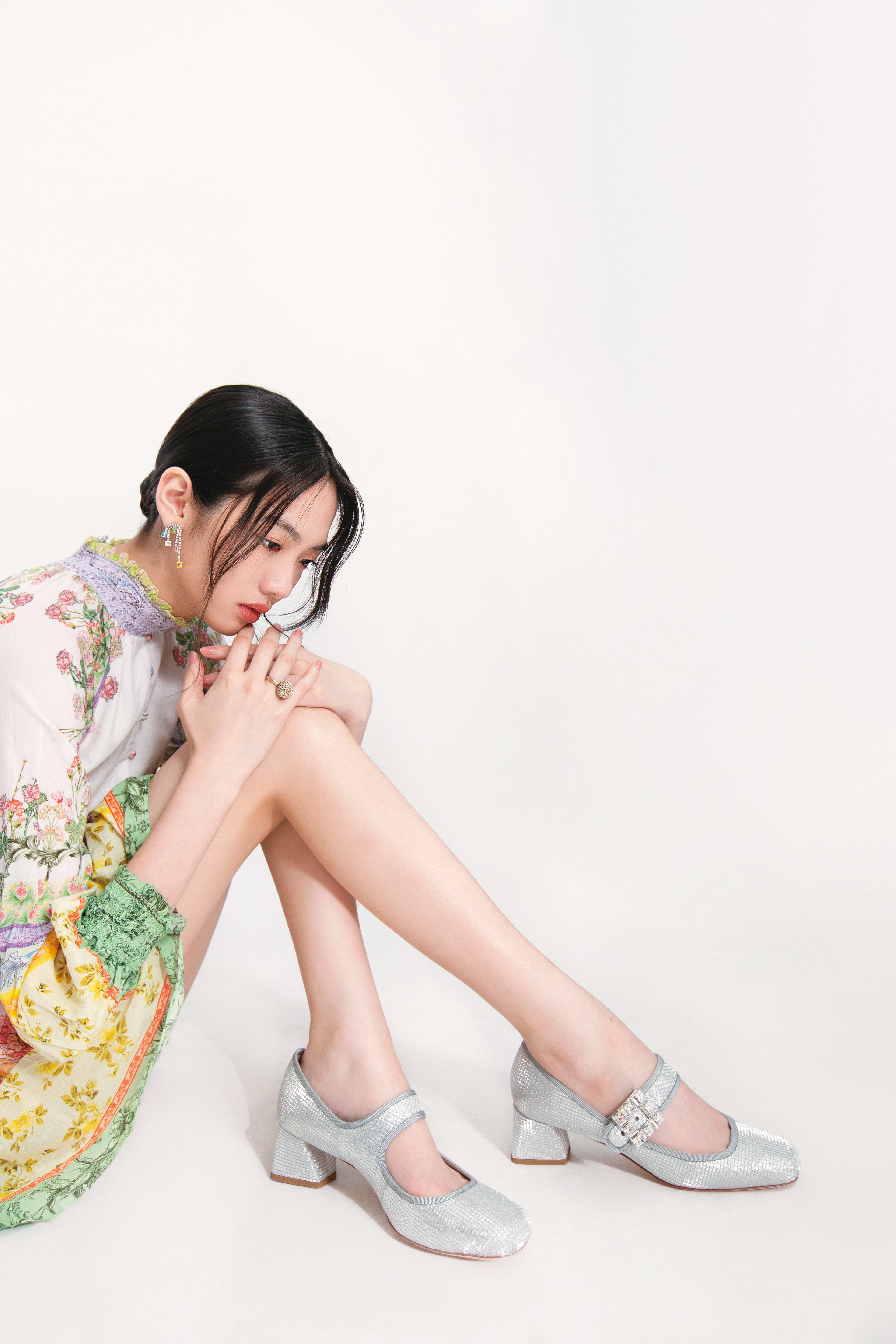 泡泡袖娃娃迷你洋裝 NT$21,500 by Alice + Olivia；Tres Vivier銀色格狀紋理鑽扣中跟鞋 NT$58,900 by Roger Vivier；多色寶石垂墜耳飾 NT$3,990 by maje；JARDIN INDIEN銀色水晶與多色漆面裝飾珍珠金屬戒指 NT$20,000 by DIOR