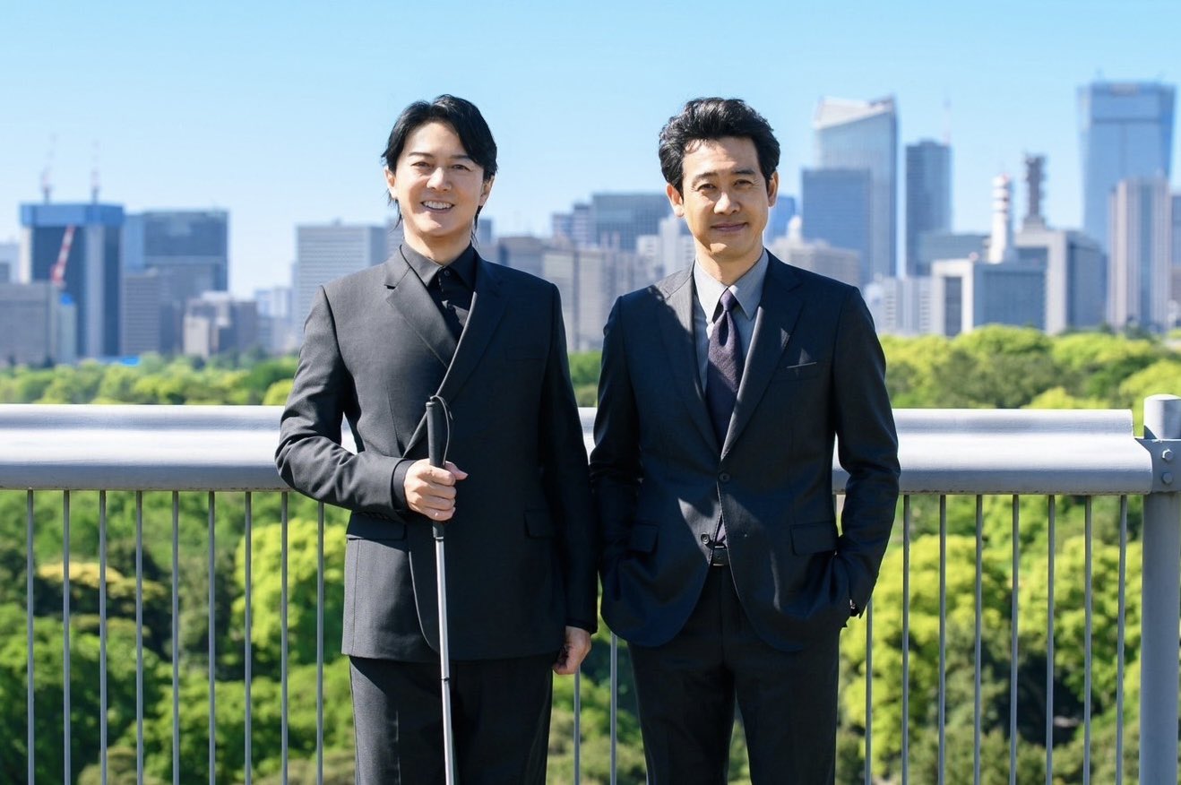 福山雅治與大泉洋主演《Last Man－全盲搜查官－》從開播到完結篇每一集收視率都收兩位數好成績。（翻攝官方推特）