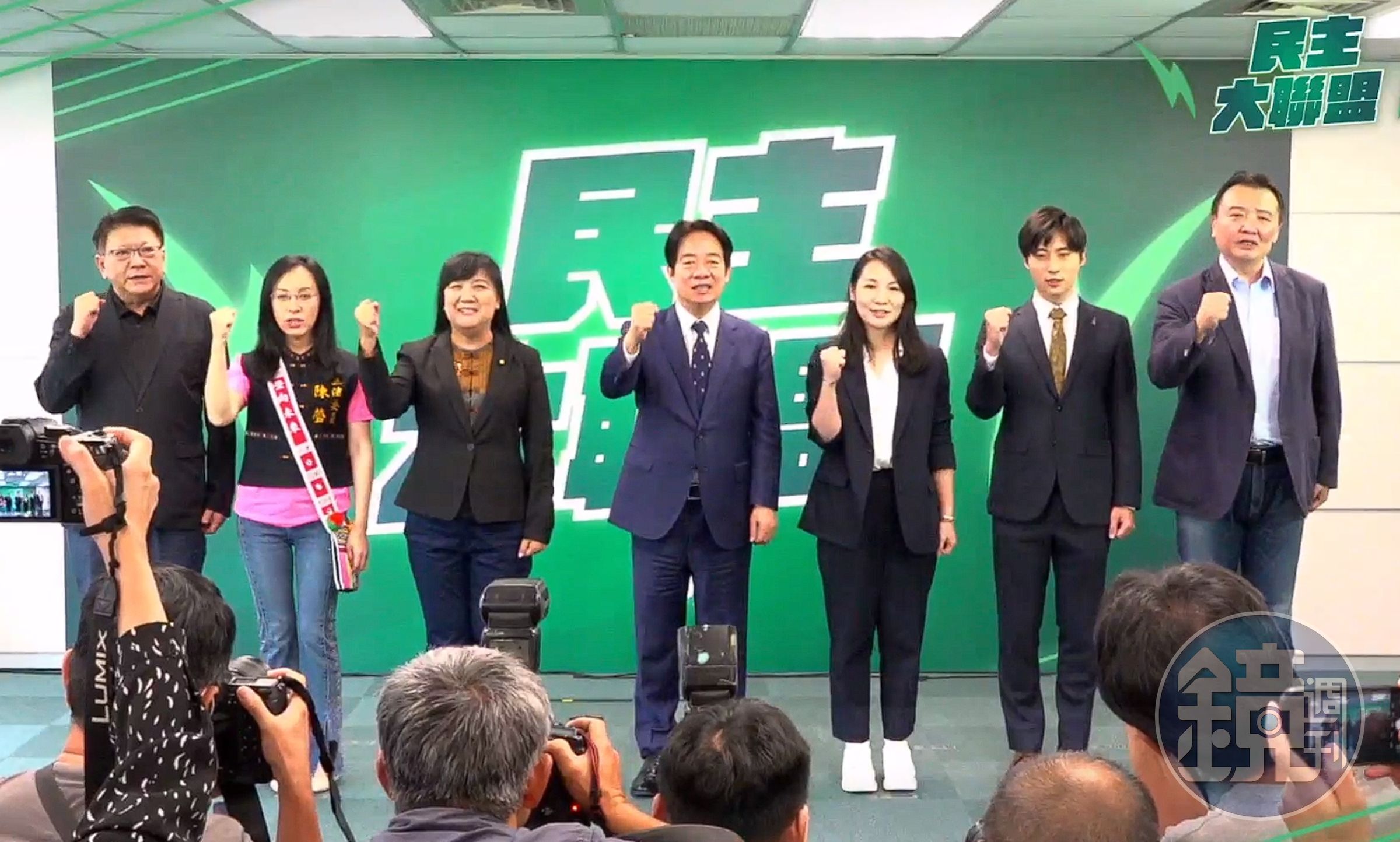 苗栗縣無黨籍議員曾玟學（右2）將與民進黨合作，挑戰長期由國民黨勝出的苗栗縣第二選區立委。（翻攝自民進黨直播）