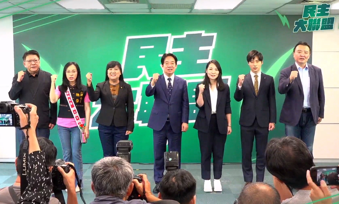 苗栗縣無黨籍議員曾玟學（右2）將與民進黨合作，挑戰長期由國民黨勝出的苗栗縣第二選區立委。（翻攝自民進黨直播）