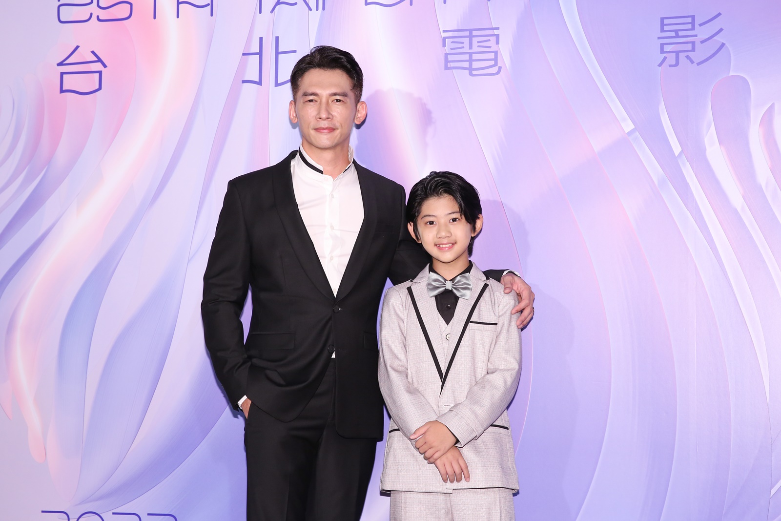 温昇豪（左）與陳少卉（右）在《我和我的賽車老爸》飾演關係疏離的父子，殺青後兩年沒見，陳少卉長高了20公分，讓大家都吃驚。