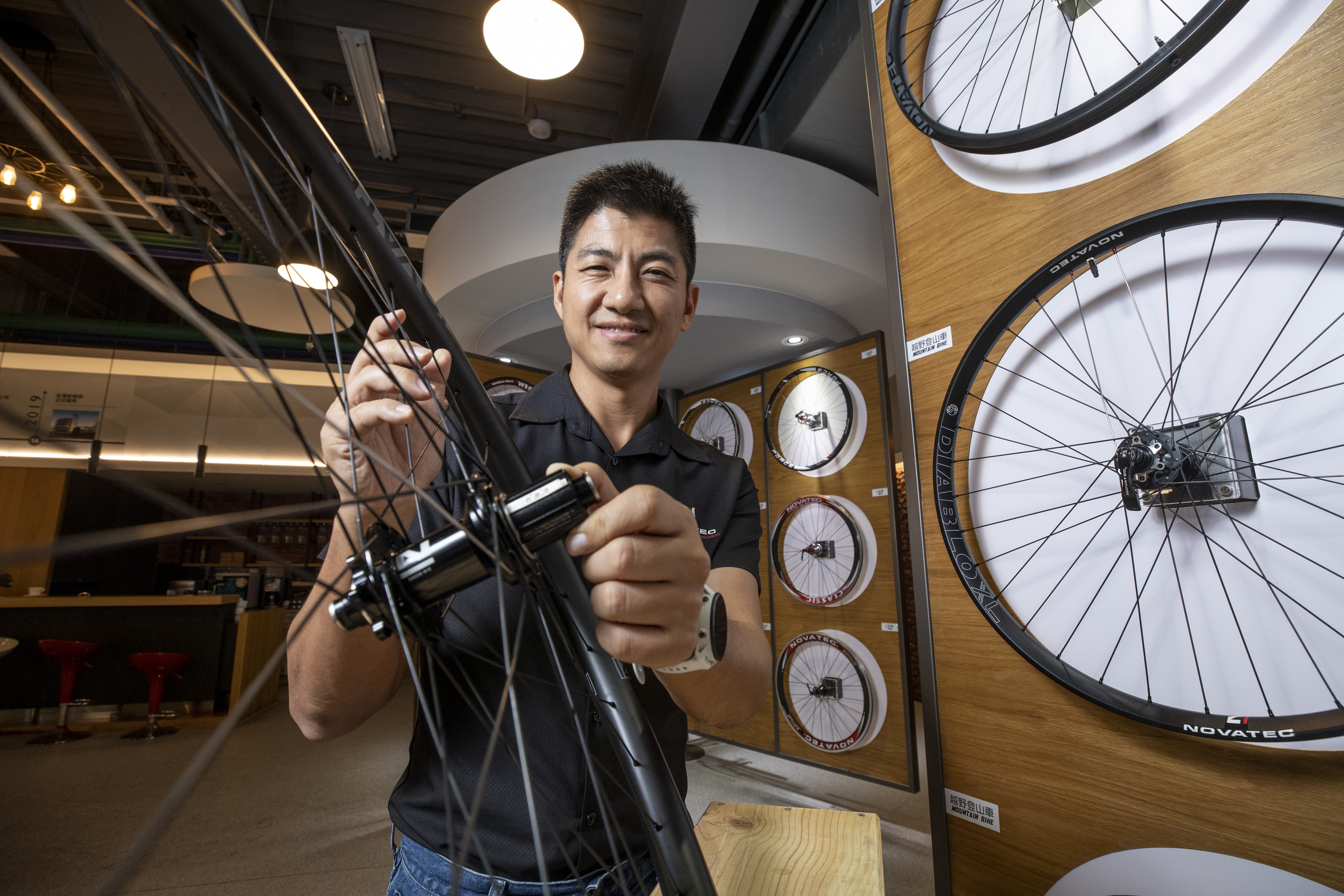 久裕興總經理陳松君接班後，積極提升自有品牌花鼓市占率，如今已是業界龍頭。