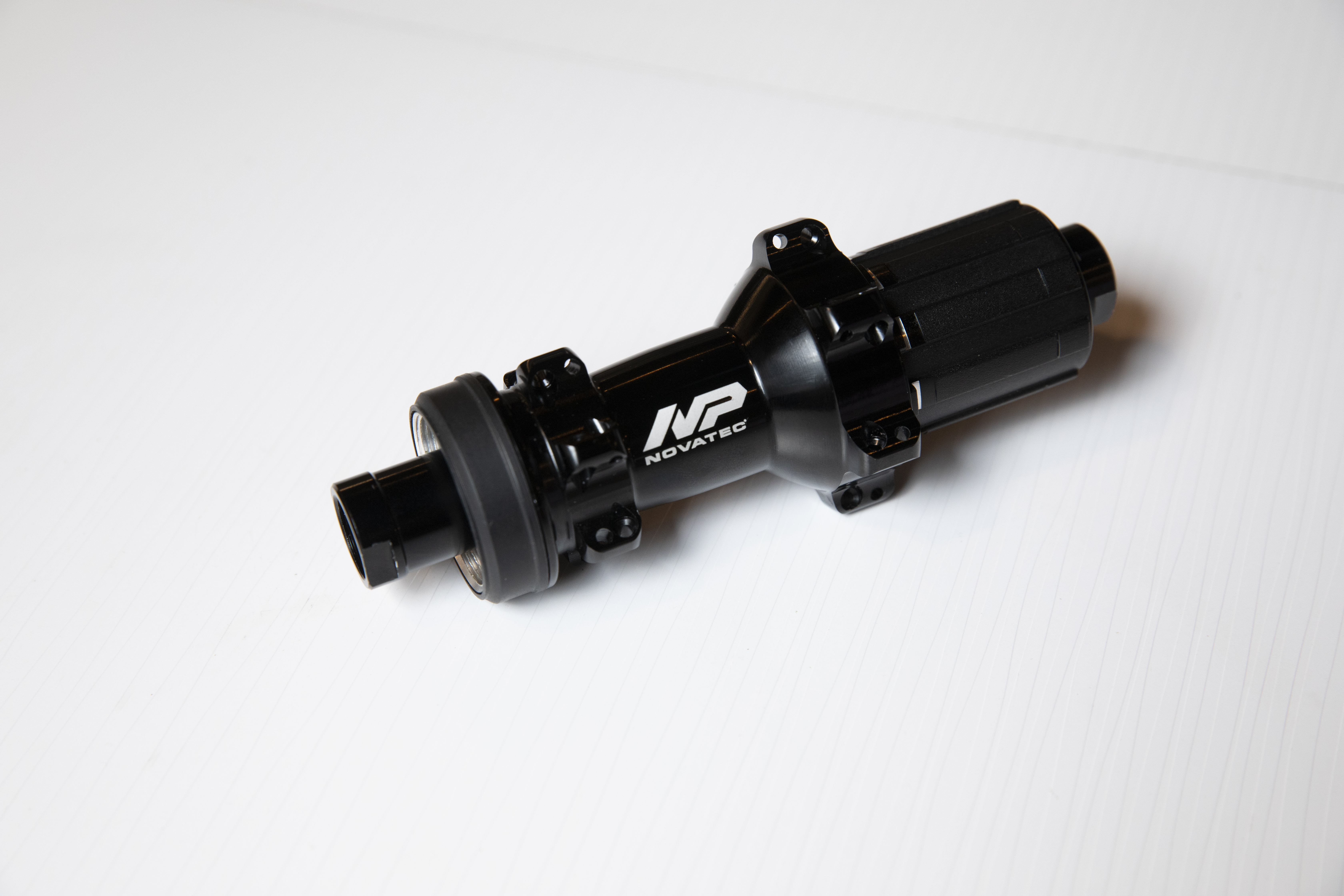 久裕興今年推出高階產品線「NOVATEC Premium」,簡化花鼓結構,提升精密度,重量最輕,強度又夠。