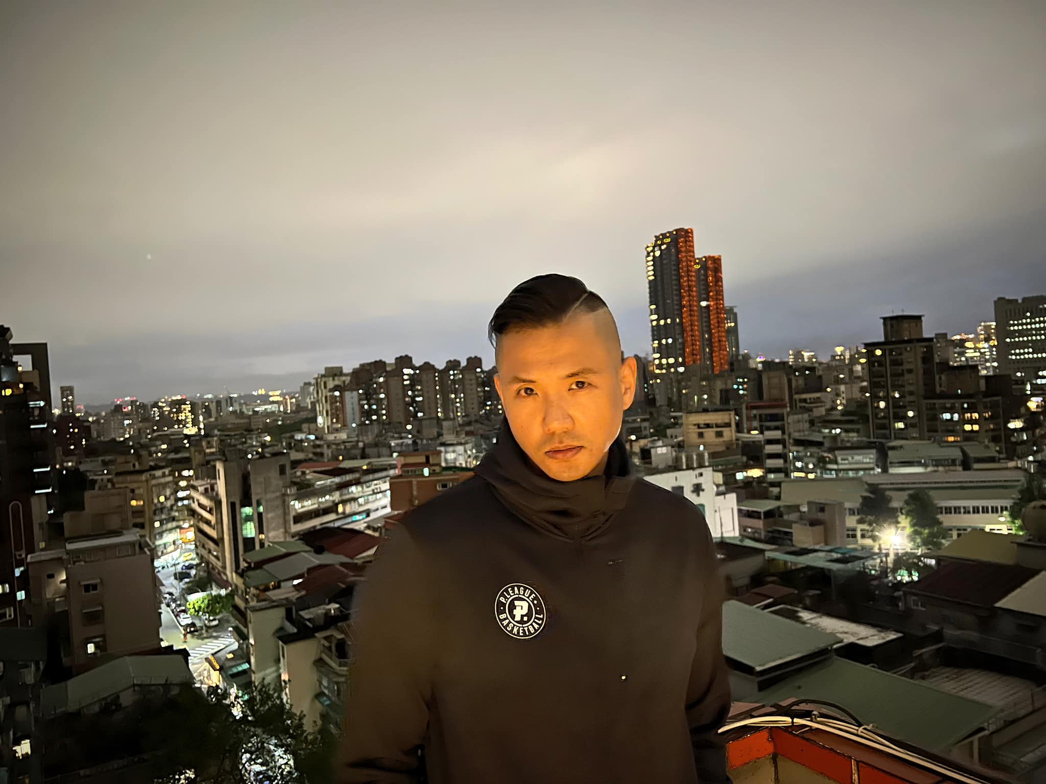 「黑人」陳建州接連遭大牙、郭源元指控性騷擾。（翻攝自黑人臉書）