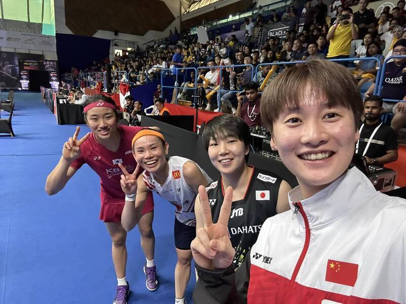 安洗瑩（左起）、戴資穎、山口茜、陳雨菲這「羽壇F4」合影，要拍下這自拍照之前，陳雨菲還緊張半天。（翻攝自戴資穎臉書）