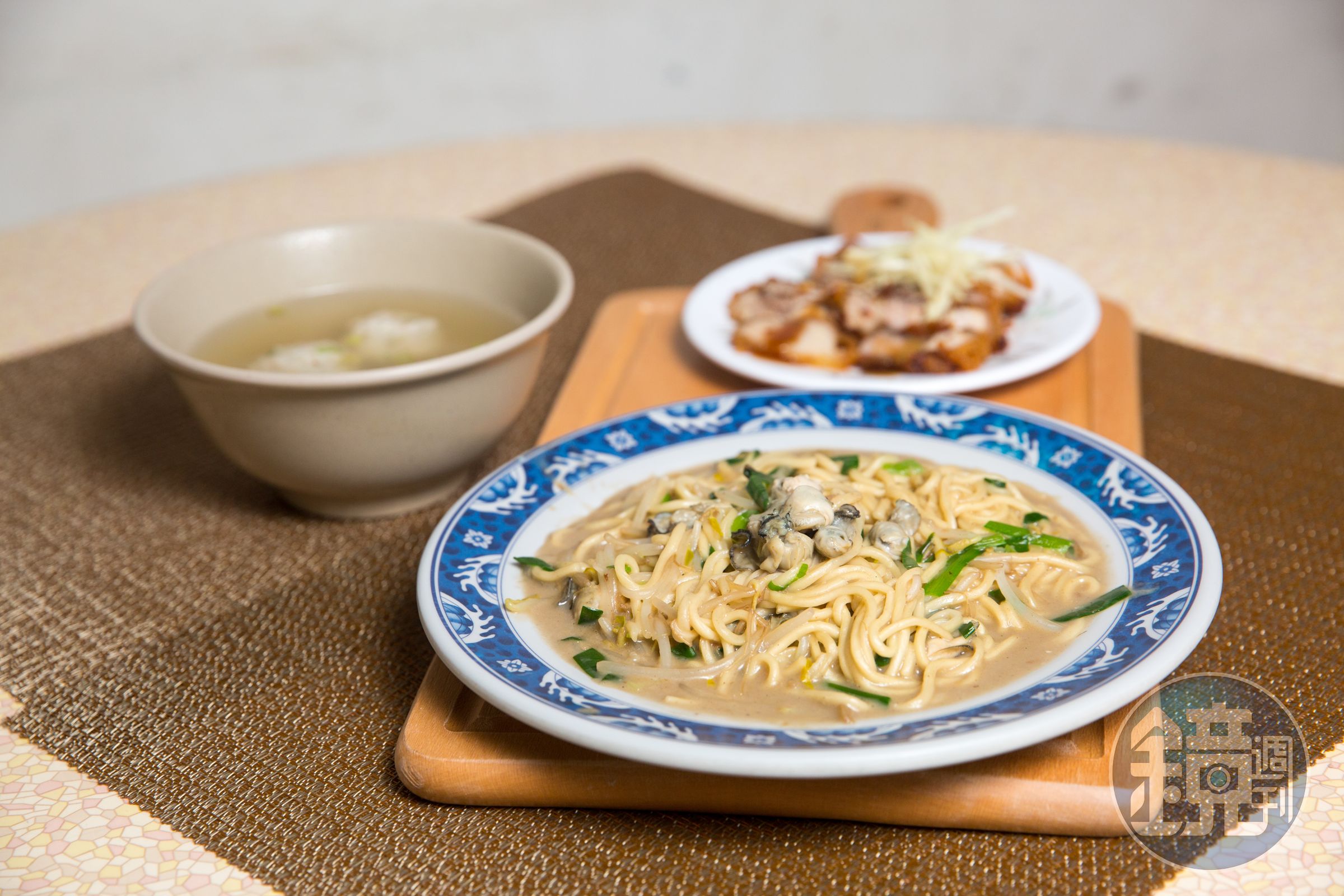 富濃郁湯汁的炒蚵仔麵,搭配燒肉及手工丸仔湯品嘗,簡單又豐盛。