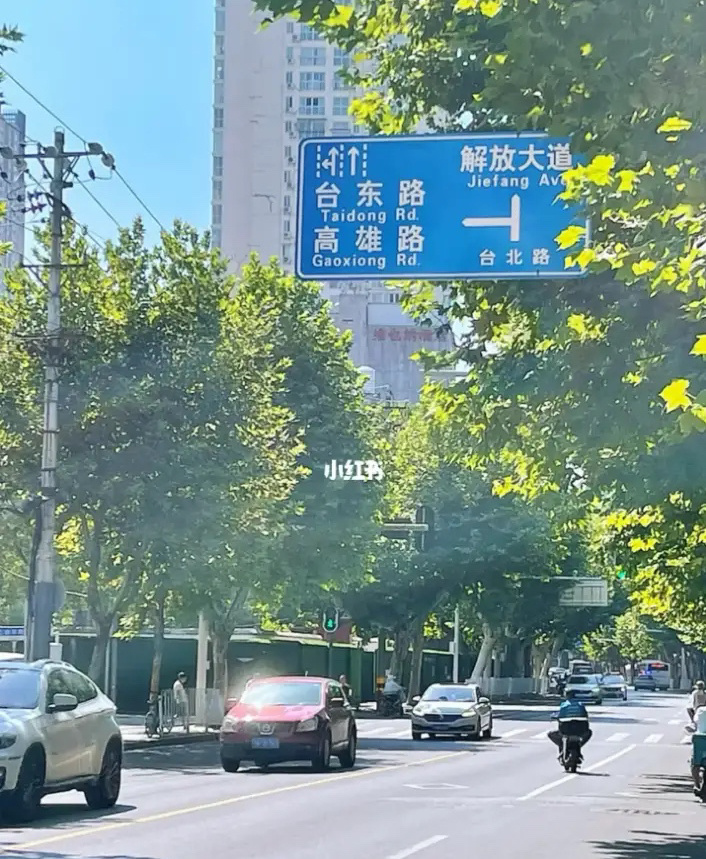 中國網友以「#武漢的台北路盡頭是解放大道」標籤,分享相關照片在網路上討論。(翻攝自微博@天空菌)
