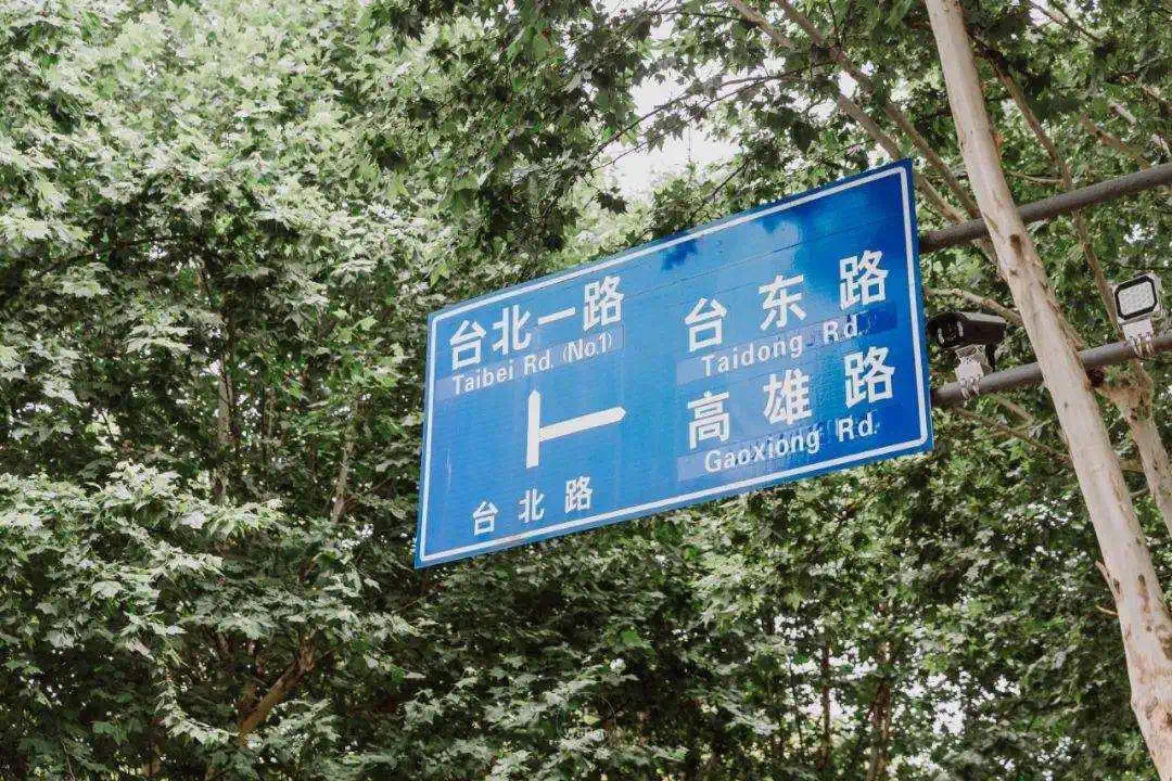 中國網友以「#武漢的台北路盡頭是解放大道」標籤,分享相關照片在網路上討論。(翻攝自微博@天空菌)