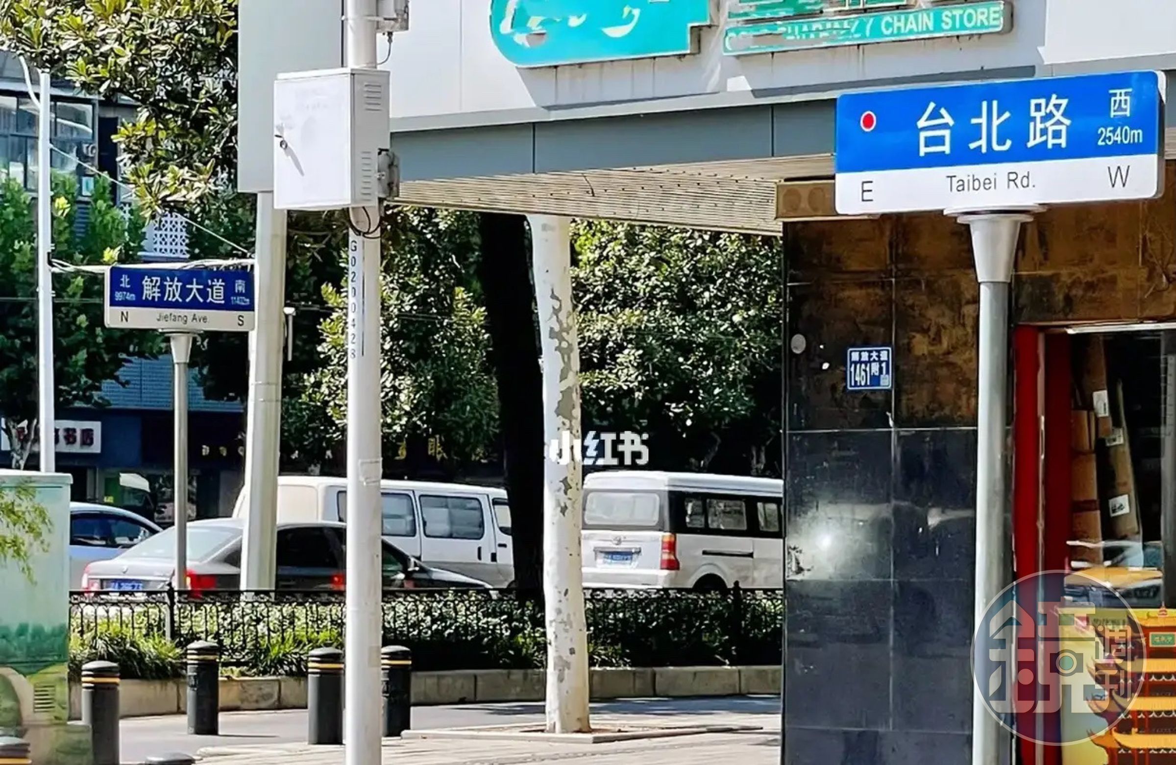 中國網友以「#武漢的台北路盡頭是解放大道」標籤，分享相關照片在網路上討論。（翻攝自微博@天空菌）