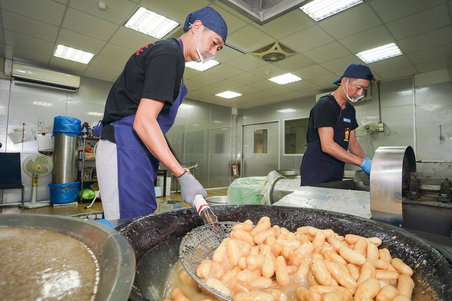 2年前父親蔡清坡突然心臟病發，蔡昆哲（後）與弟弟蔡文哲（前）正式接手製作麻粩。