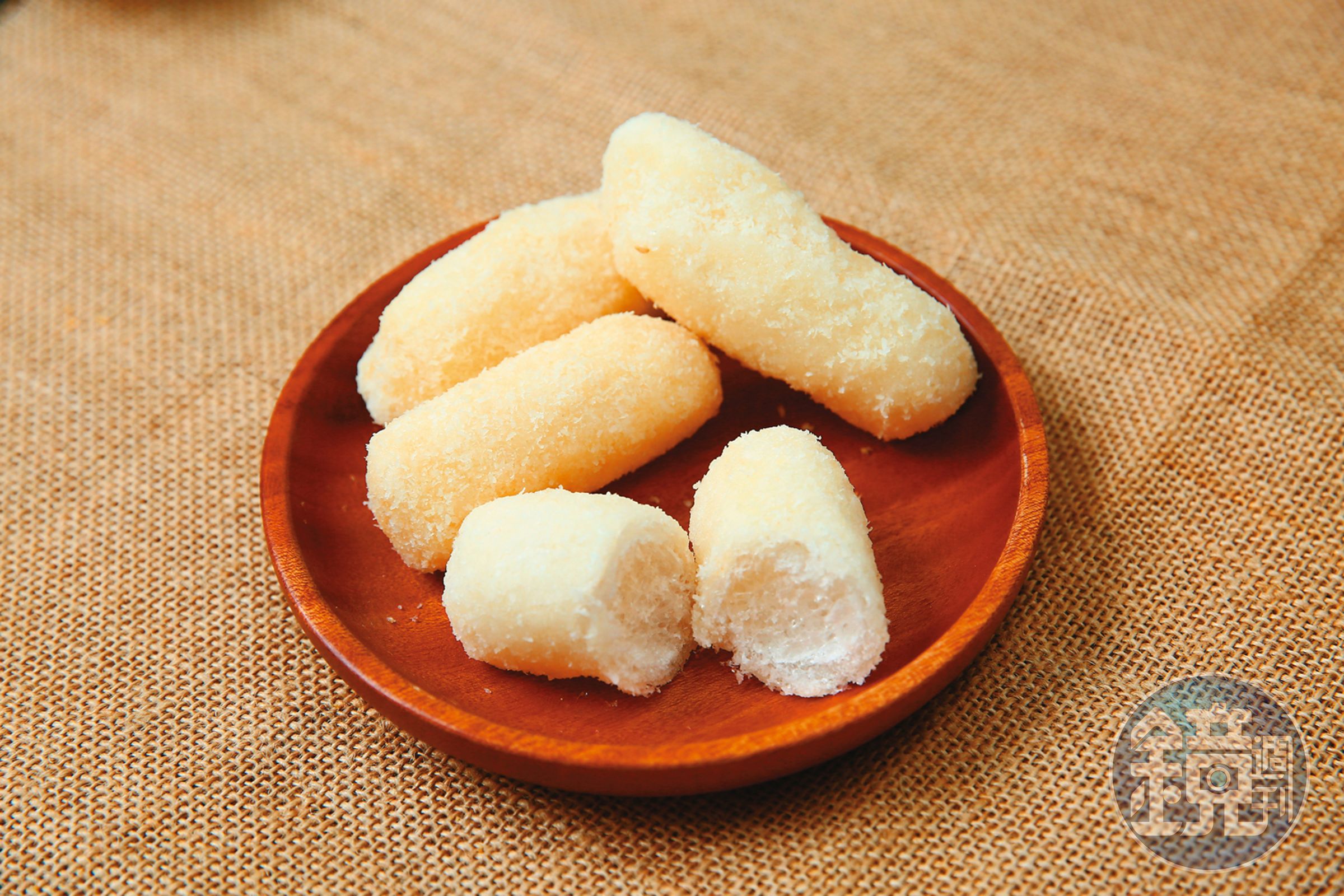 椰子粩吃來清爽，不若傳統麻粩遇到低溫會變硬，冰過更好吃。（160元／包）