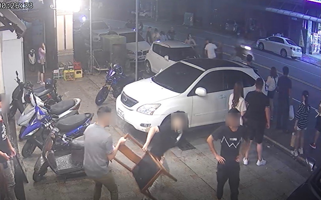 工程行老闆慶生後，發生員工互毆。（翻攝畫面）