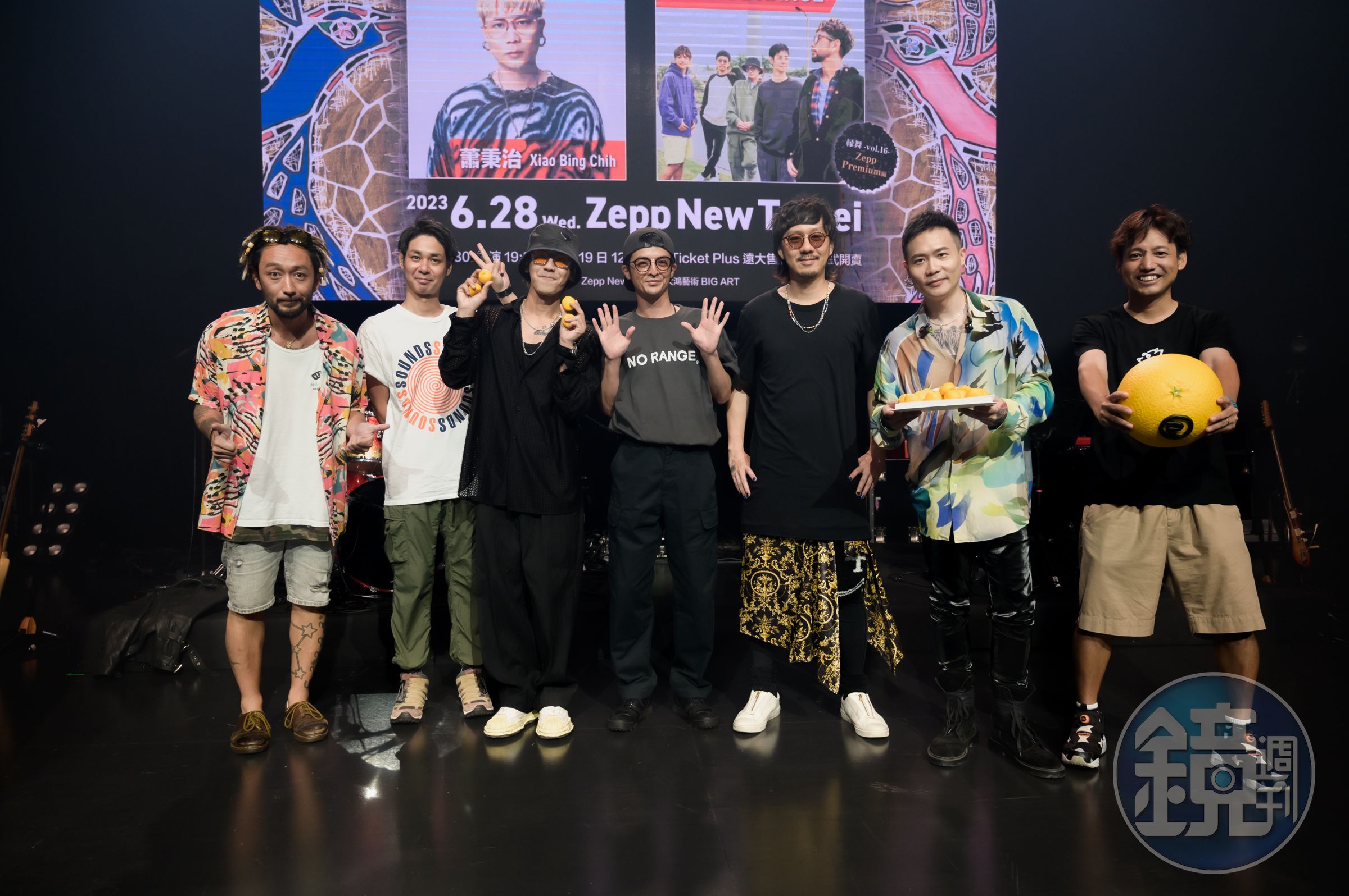 鼓鼓(左三)和蕭秉治(右二)準備了壽「橘」饅頭替HIROKI(右)慶生。(Zepp New Taipei / 大鴻藝術BIG ART提供)