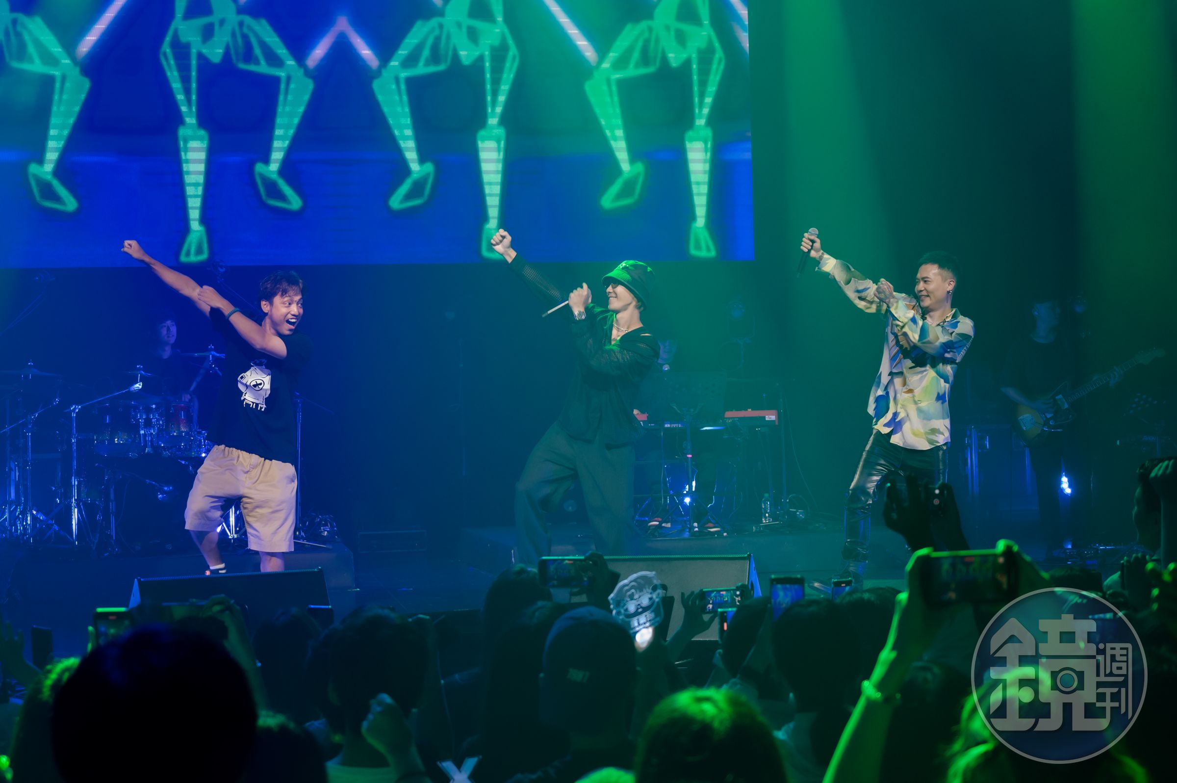 「Zepp Premium」第5彈演唱會昨登場,「ORANGE RANGE」的HIROKI驚喜上台與鼓鼓(中)、蕭秉治一起跳射手舞。(Zepp New Taipei / 大鴻藝術BIG ART提供)