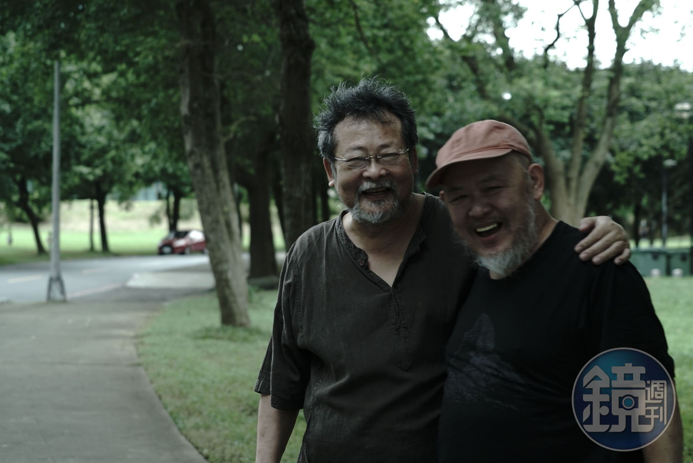 林正盛導演(右)與團隊耗時4年拍攝陳明章(左)個人紀錄片《撼山河 撼向世界》。(牽猴子提供)