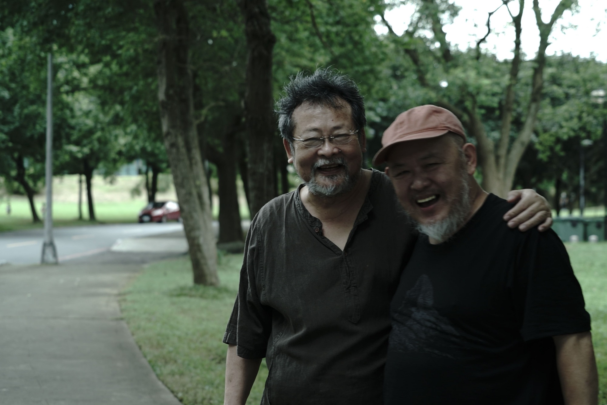 林正盛導演（右）與團隊耗時4年拍攝陳明章（左）個人紀錄片《撼山河　撼向世界》。（牽猴子提供）