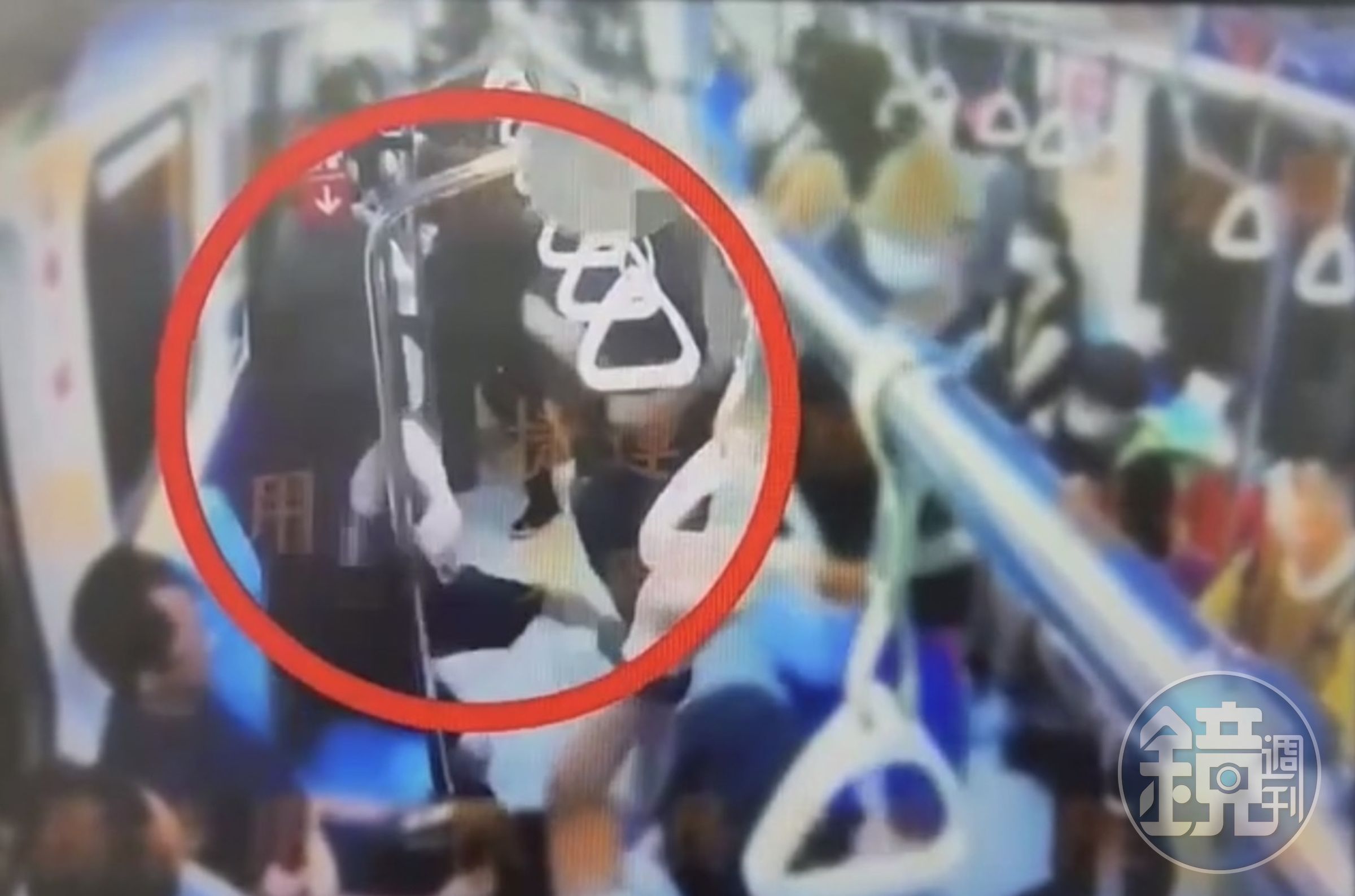 酒醉男子突然無故揮拳攻擊鄰座乘客,警方事後獲報將施暴男帶回偵辦。(翻攝畫面)