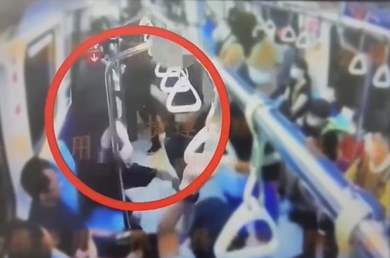 酒醉男子突然無故揮拳攻擊鄰座乘客，警方事後獲報將施暴男帶回偵辦。（翻攝畫面）