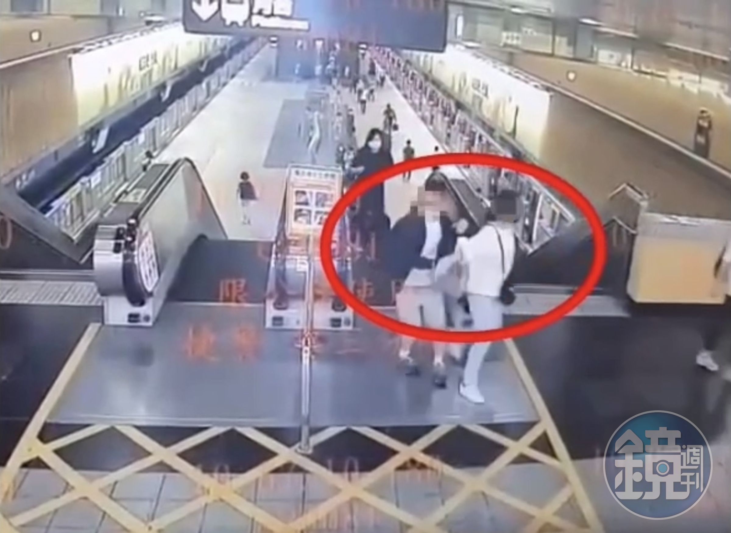 一名女乘客不慎踩到男子的腳,不滿對方出手反推,氣得拿辣椒水噴灑男子,兩人在手扶梯一路拉扯。(翻攝畫面)