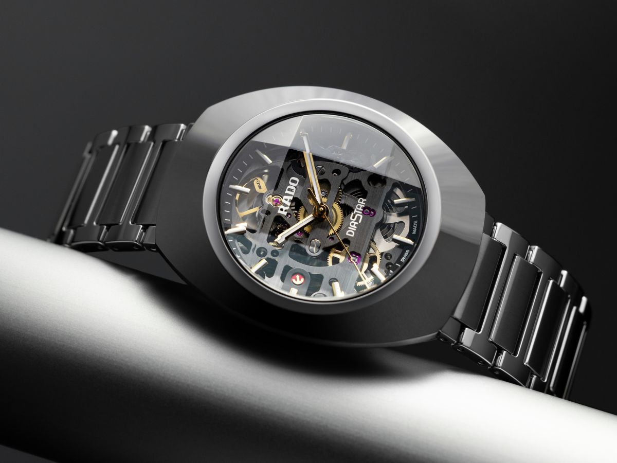 RADO發表全新DiaStar Original Skeleton鏤空錶款,此錶發表於1962年,其造型特殊的一體成型大面積錶圈,以金屬陶瓷(Ceramos™)製作,完全抗刮損,使錶款具備金屬的外型質感,又能永保如新。立體切面的藍寶石水晶錶鏡,也讓鏤空機芯看起來更有層次。搭戴R808機芯,配以Nivachron™防磁游絲,以及80小時動力儲存的性能。 功能:時、分、秒指示 機芯:自動上鏈機芯 定價約NT$60,000。
