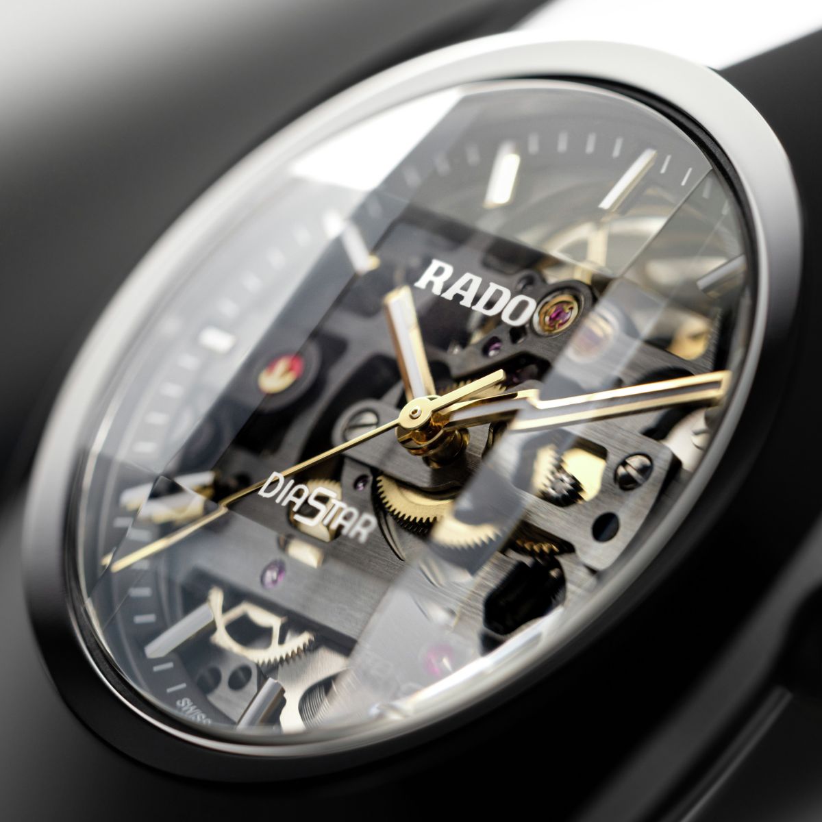 RADO DiaStar Original Skeleton立體切面的藍寶石水晶錶鏡,讓鏤空機芯看起來更有層次。