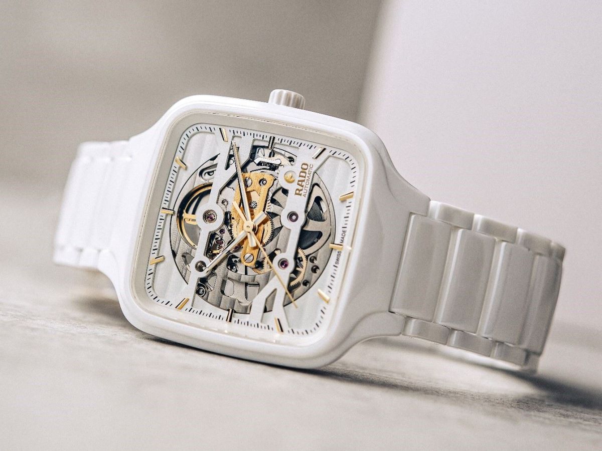 RADO True Square Skeleton 全新「真我系列」方形高科技陶瓷錶款,也配上R808鏤空機芯,尤其是採用雙層面盤,利用白色的橫跨式錶橋,與鏤空機芯的骨架融為一體,也突顯出機芯中央金色橋板的存在感。共有白或黑色陶瓷,以及金屬色等離子陶瓷三個款式可供選擇。 功能:時、分、秒指示 機芯:自動上鏈機芯 定價約NT$83,300。