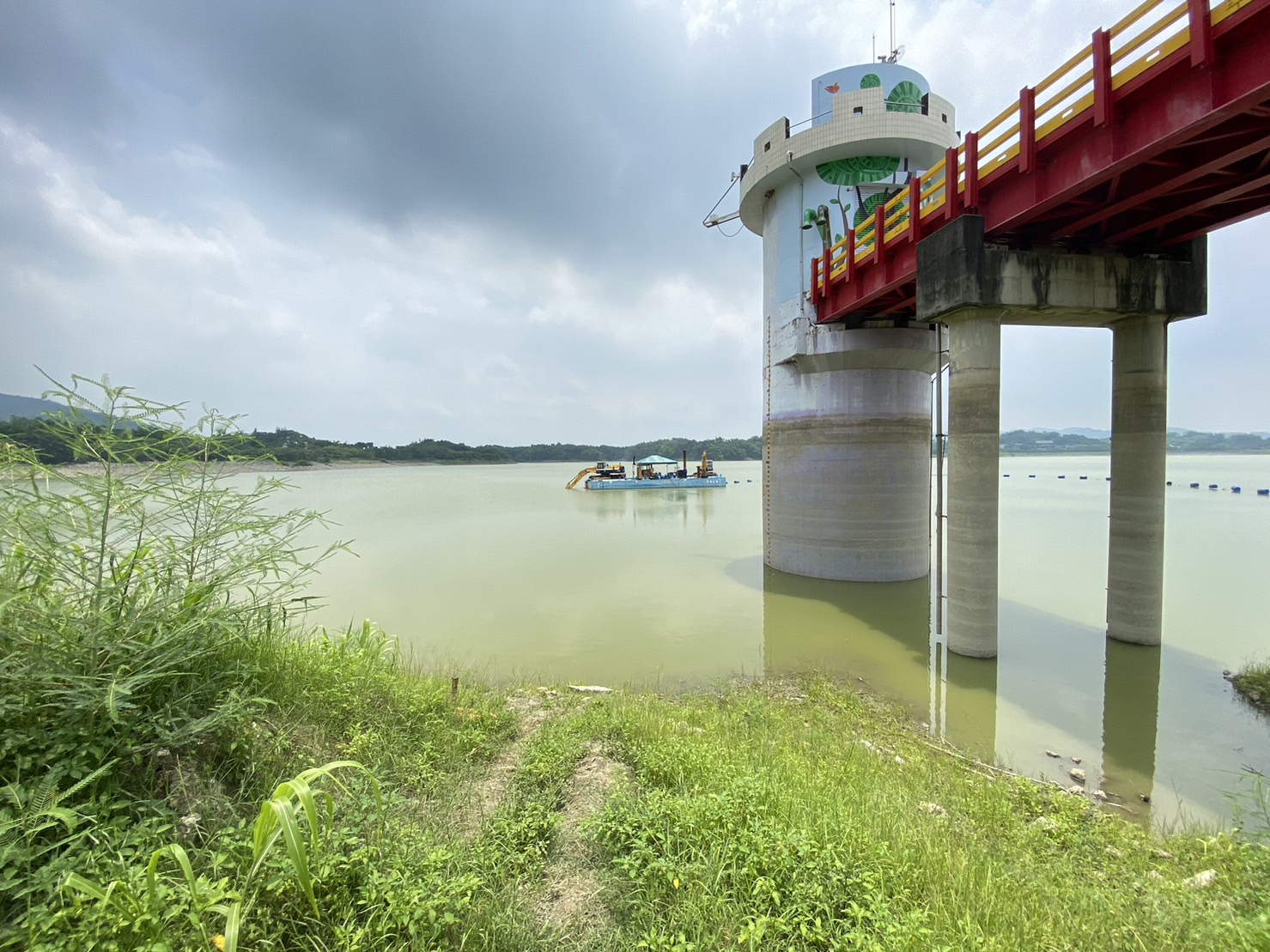 阿公店水庫發生清淤工人落水意外，警消獲報後出動搜救。（翻攝畫面）