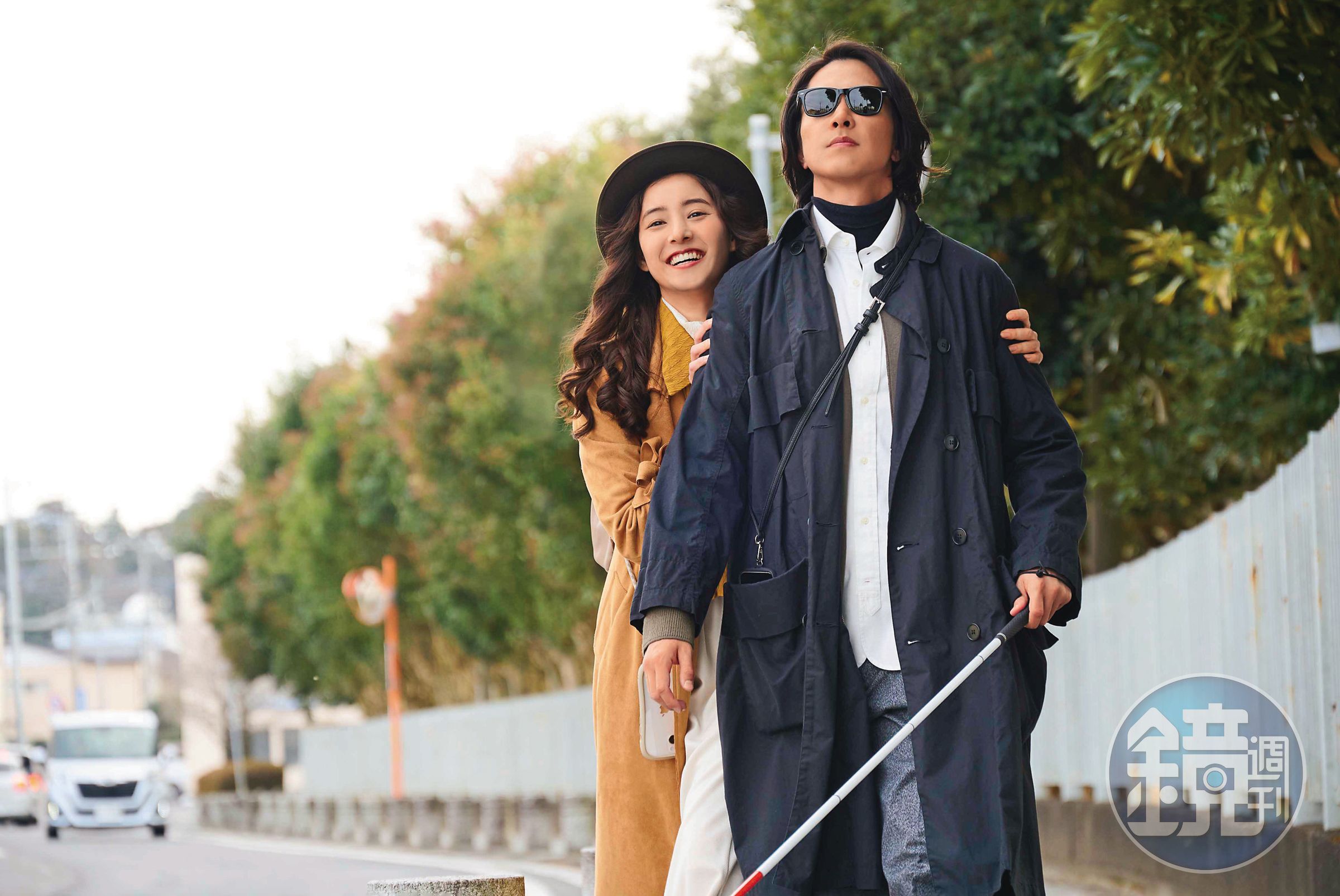山下智久(右)在片中飾演視障人士,與演出聽障的新木優子(左)虐戀。(天馬行空提供)