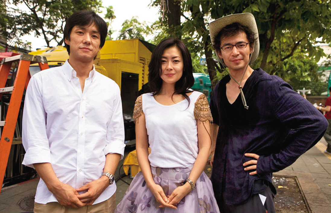 李宰漢（右起）執導、中山美穗與西島秀俊演出的電影《再見，總有一天》，在日本熱賣12億日圓。（翻攝自Daum Movie）