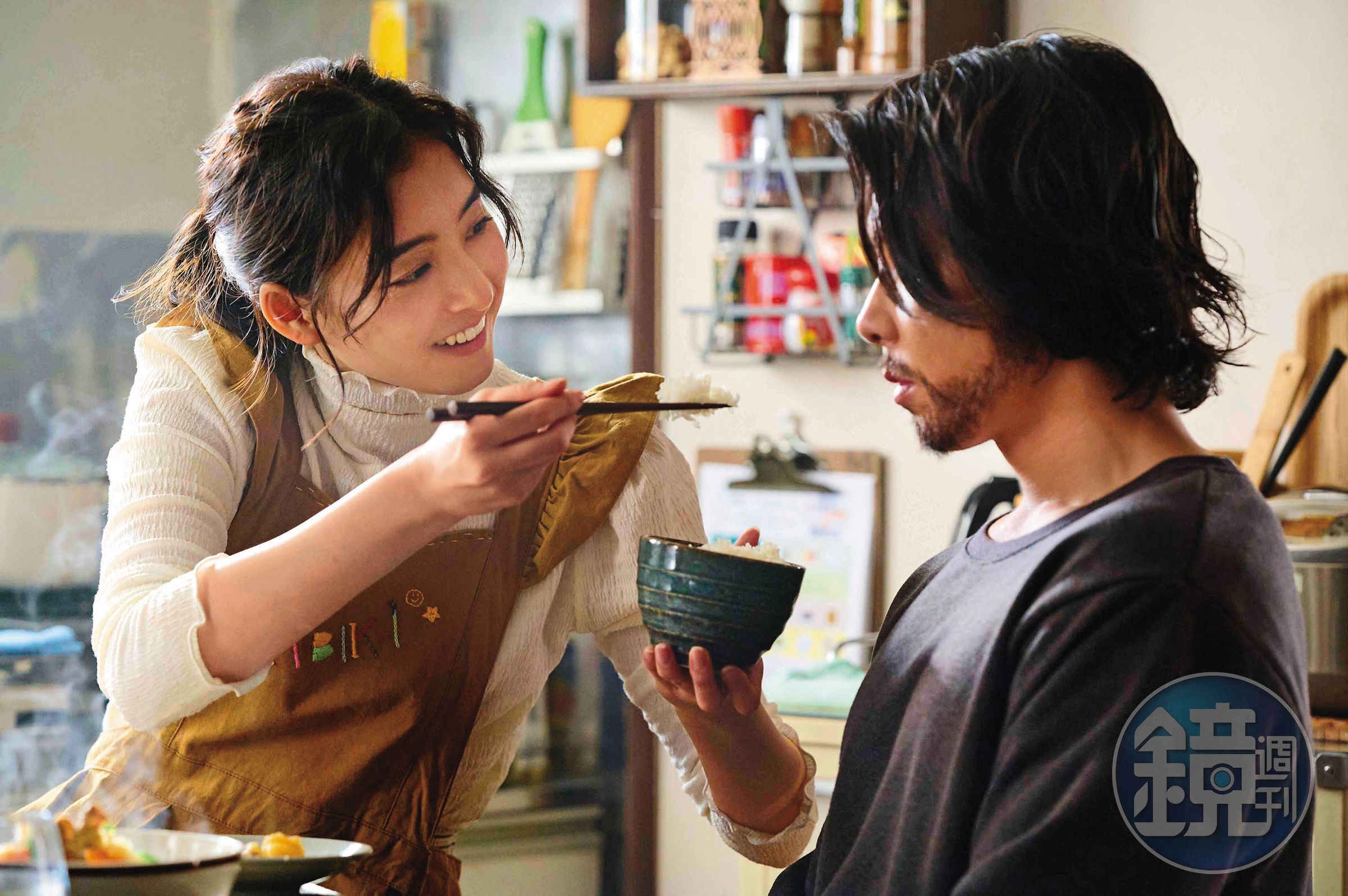 山下智久(右)與新木優子(左)為詮釋視障、聽障角色下足功夫,開鏡前也親自田調取材。(天馬行空提供)