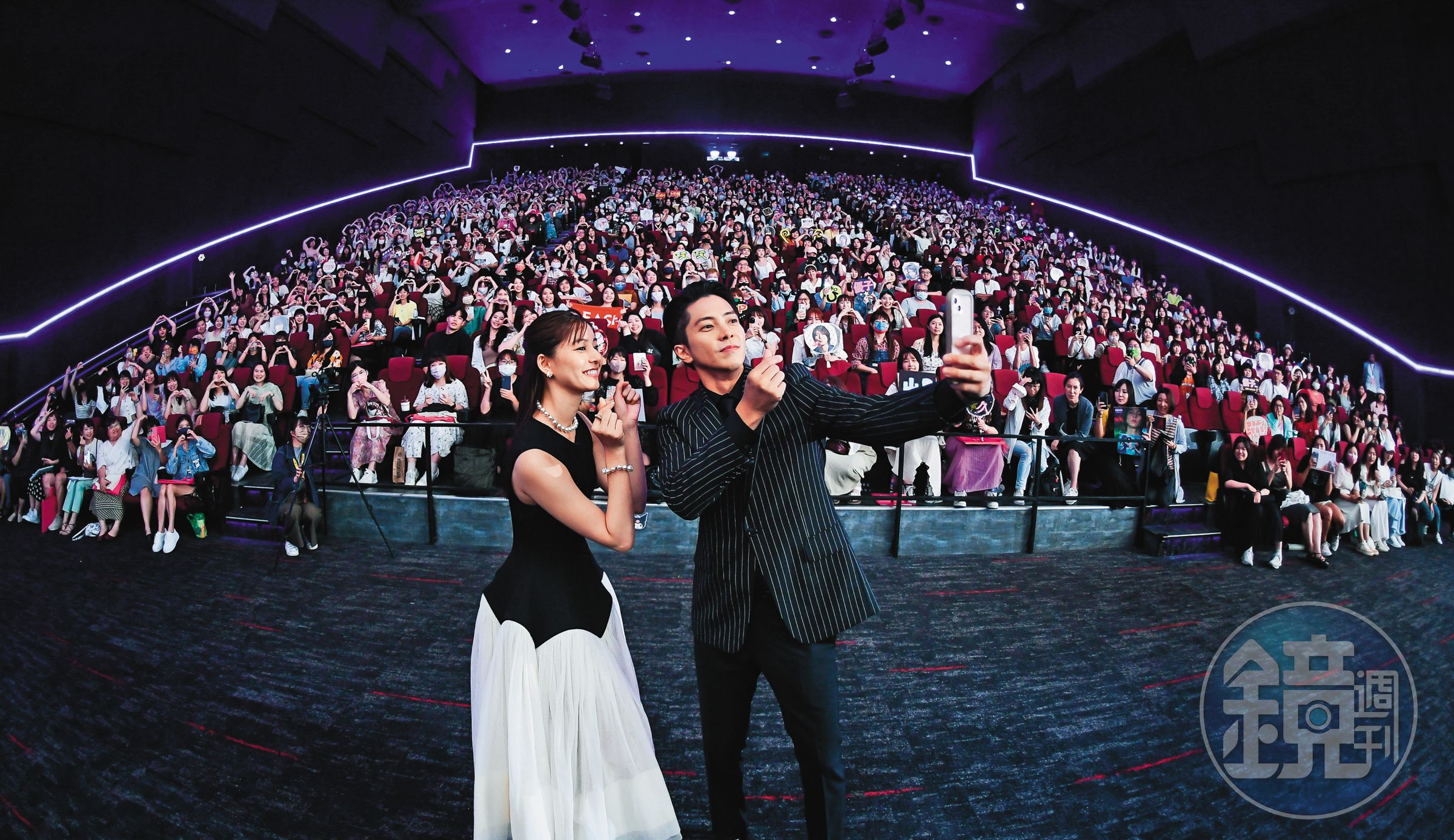 山下智久(右)與新木優子(左)在台出席3場《SEE HEAR LOVE看不見聽不見也愛你》放映,親切與台灣影迷合影留念。(天馬行空提供)