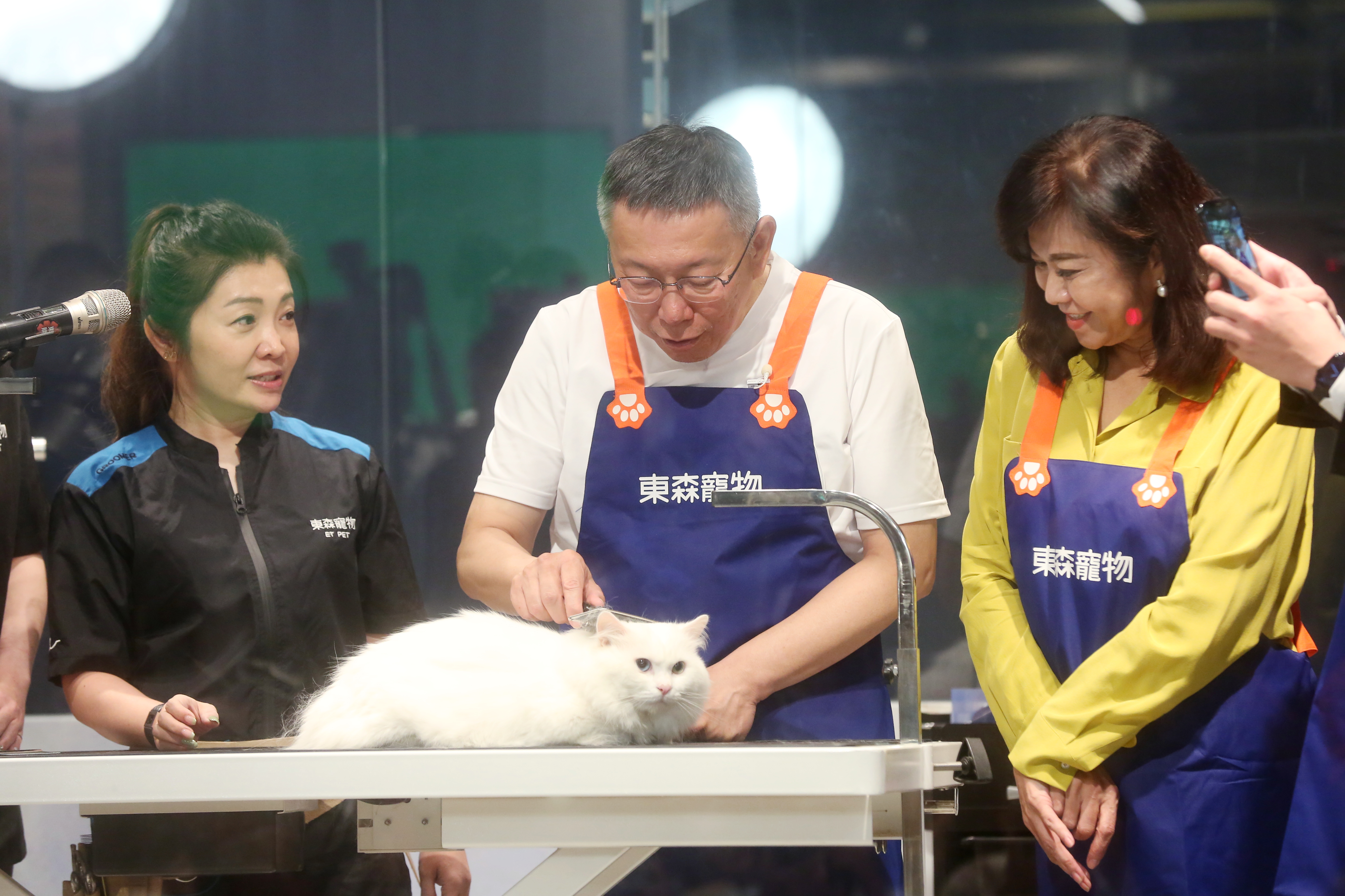 柯文哲今天參訪東森集團，體驗寵物美容師工作。