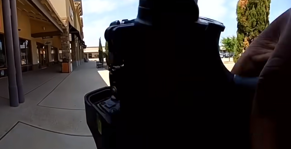德州5月一起槍擊悲劇釀8人死亡，今凌晨警員的隨身密錄器影片公布。（翻攝自FOX 4 Dallas-Fort Worth YouTube頻道）