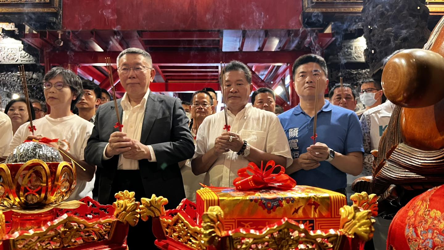 柯文哲昨與國民黨提名的立委參選人顏寬恒在鎮瀾宮同台，朱立倫說沒問題，大家都可以拜媽祖。（翻攝自顏寬恒臉書）