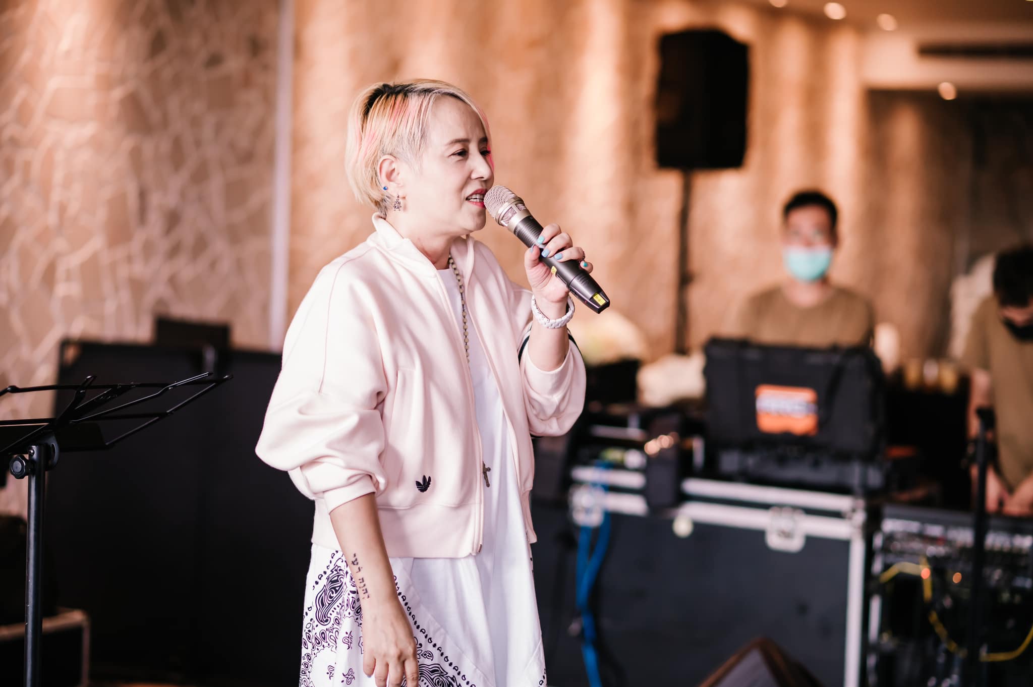 李明依發文自揭「我也曾是被傷害者」，強調受害者只想要一個道歉，並還原事實真相。（翻攝自李明依emi臉書）