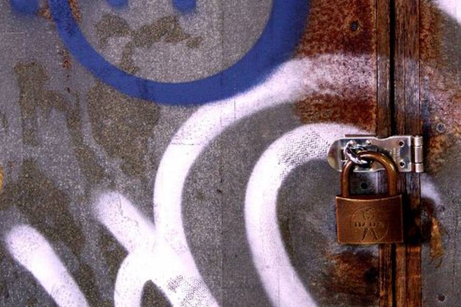 一對夫妻將2名女兒長期監禁在充滿糞便的房間，她們餓得只能吃床墊。（示意圖，翻攝自photoAC）