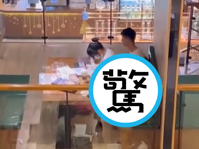 正妹在書店「埋頭苦幹」認真念書，案情不單純！男友幫忙「充電」加油愛。（翻自《黑料不打烊》）