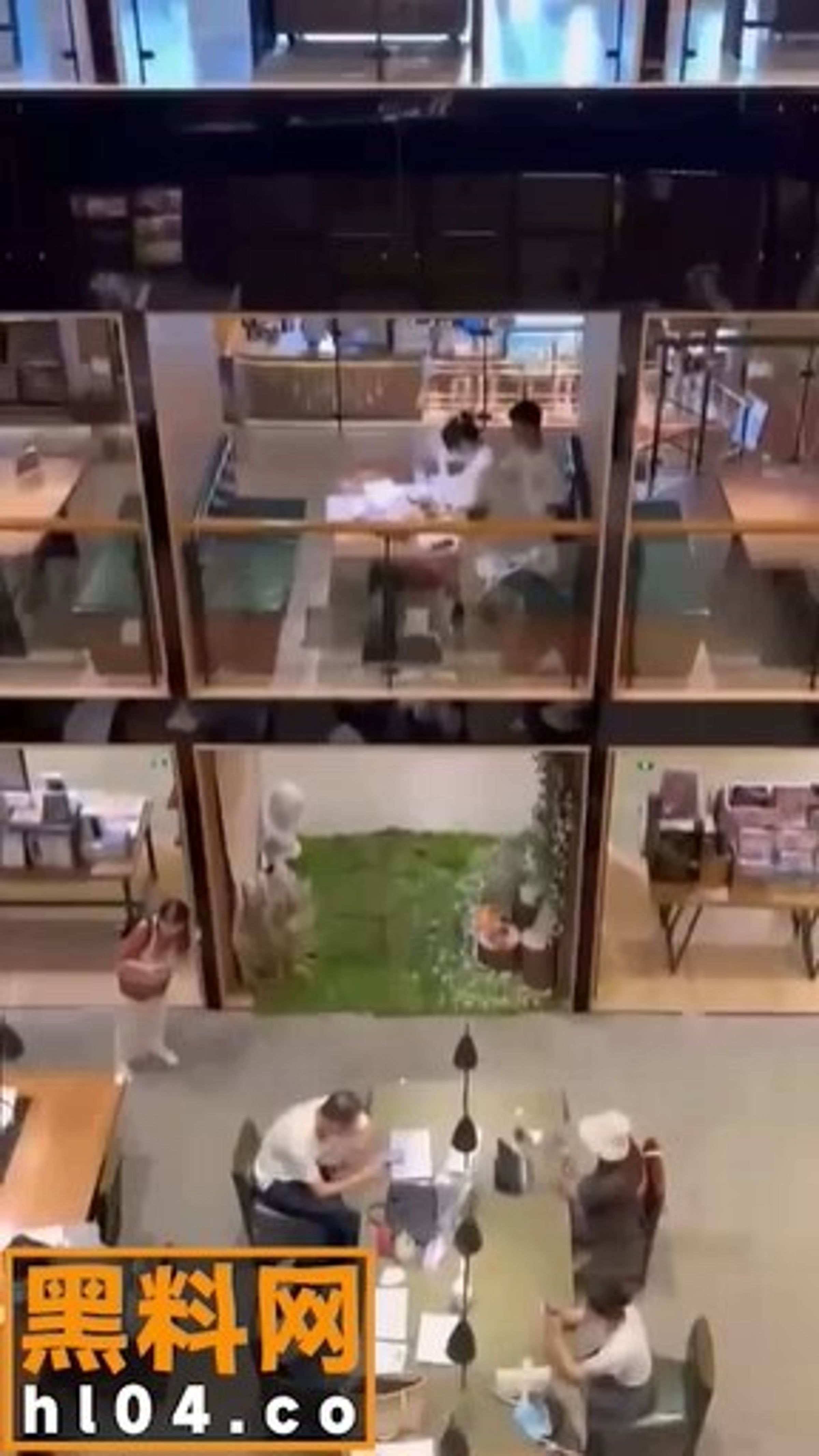 現場是一個開放的讀書空間。(翻自《黑料不打烊》)