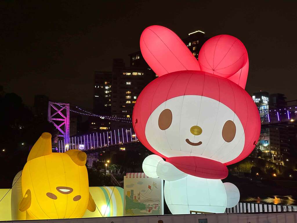 「三麗鷗家族明星」在碧潭風景特定區東岸廣場和大家見面。(新北觀旅局提供)
