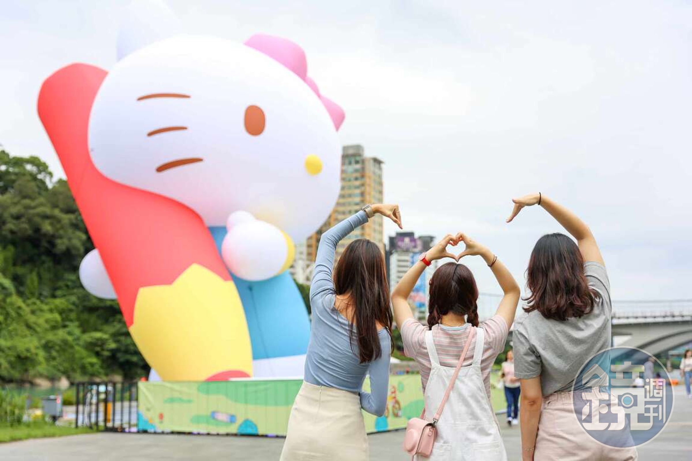 新北碧潭地景藝術節的Hello Kitty前天受損先行撤下檢視並修整，今火速復出。（新北觀旅局提供）