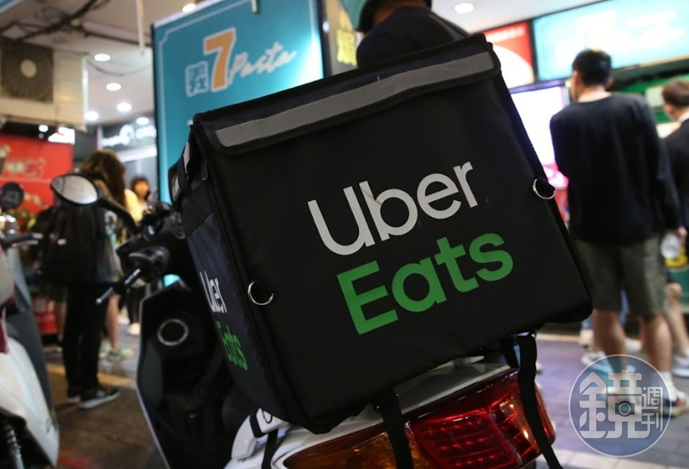 Uber Eats今（29）日宣布自明（30）日調降外送費，但同步於每筆訂單酌收服務費。（資料照）