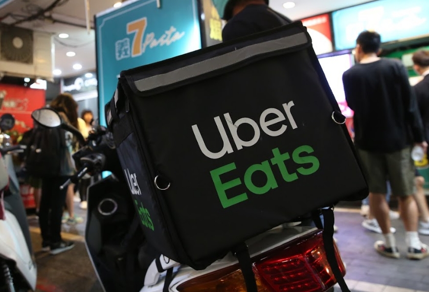 Uber Eats今（29）日宣布自明（30）日調降外送費，但同步於每筆訂單酌收服務費。（資料照）
