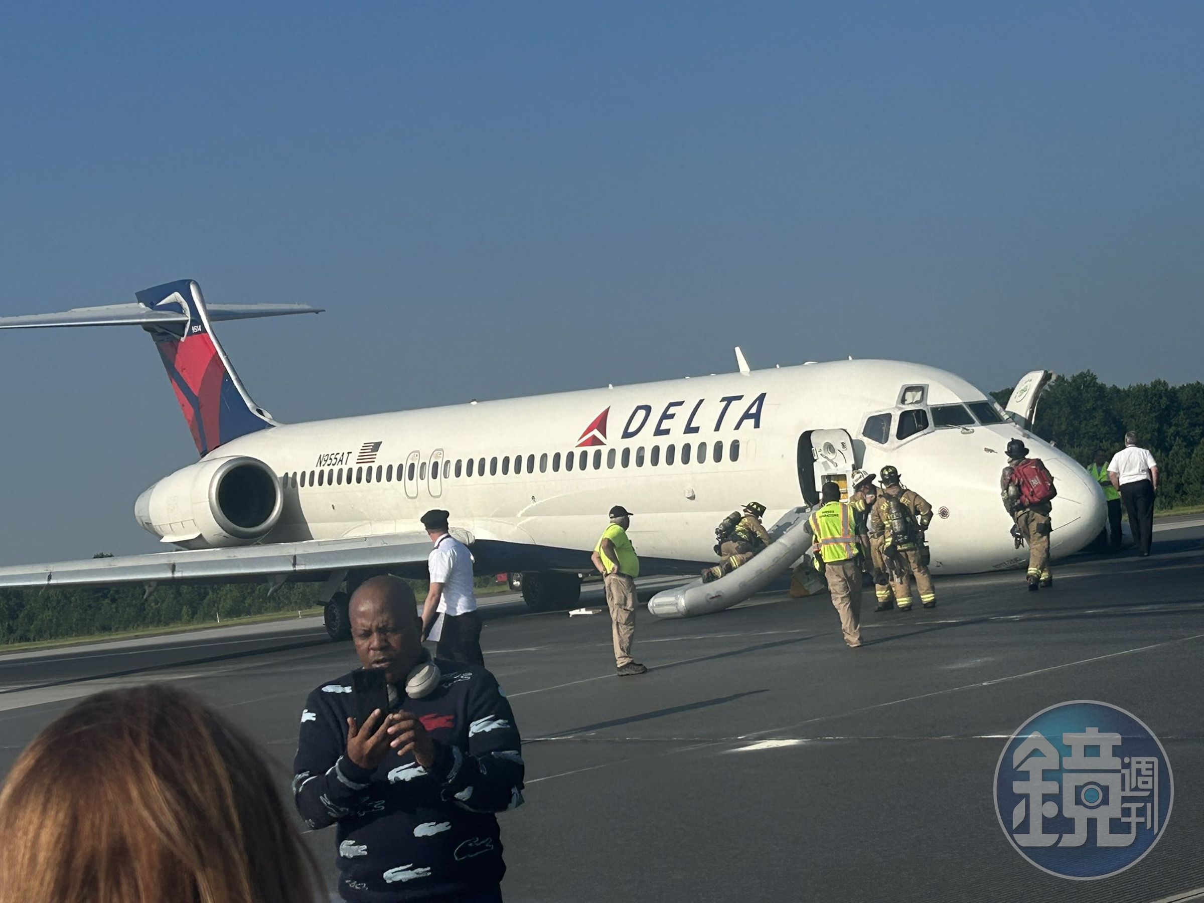 達美航空一架班機發生機鼻起落架故障，機長憑藉高超的技術成功迫降。（翻攝自推特）