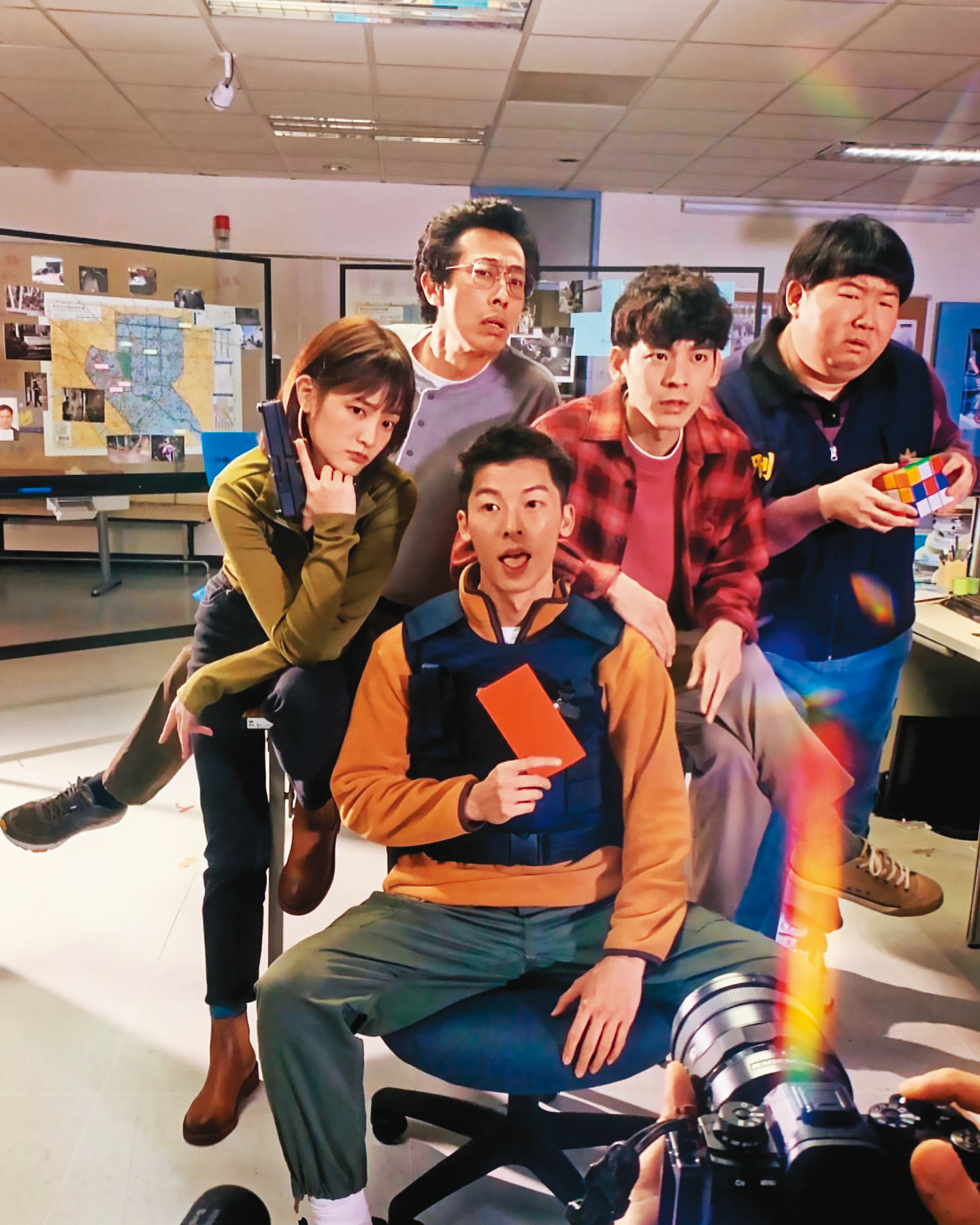 其實陳彥佐（右一）在接拍《關於我和鬼變成家人的那件事》前，工作不穩定，如今因電影大受歡迎，他工作也接不停。（翻攝自陳彥佐IG）