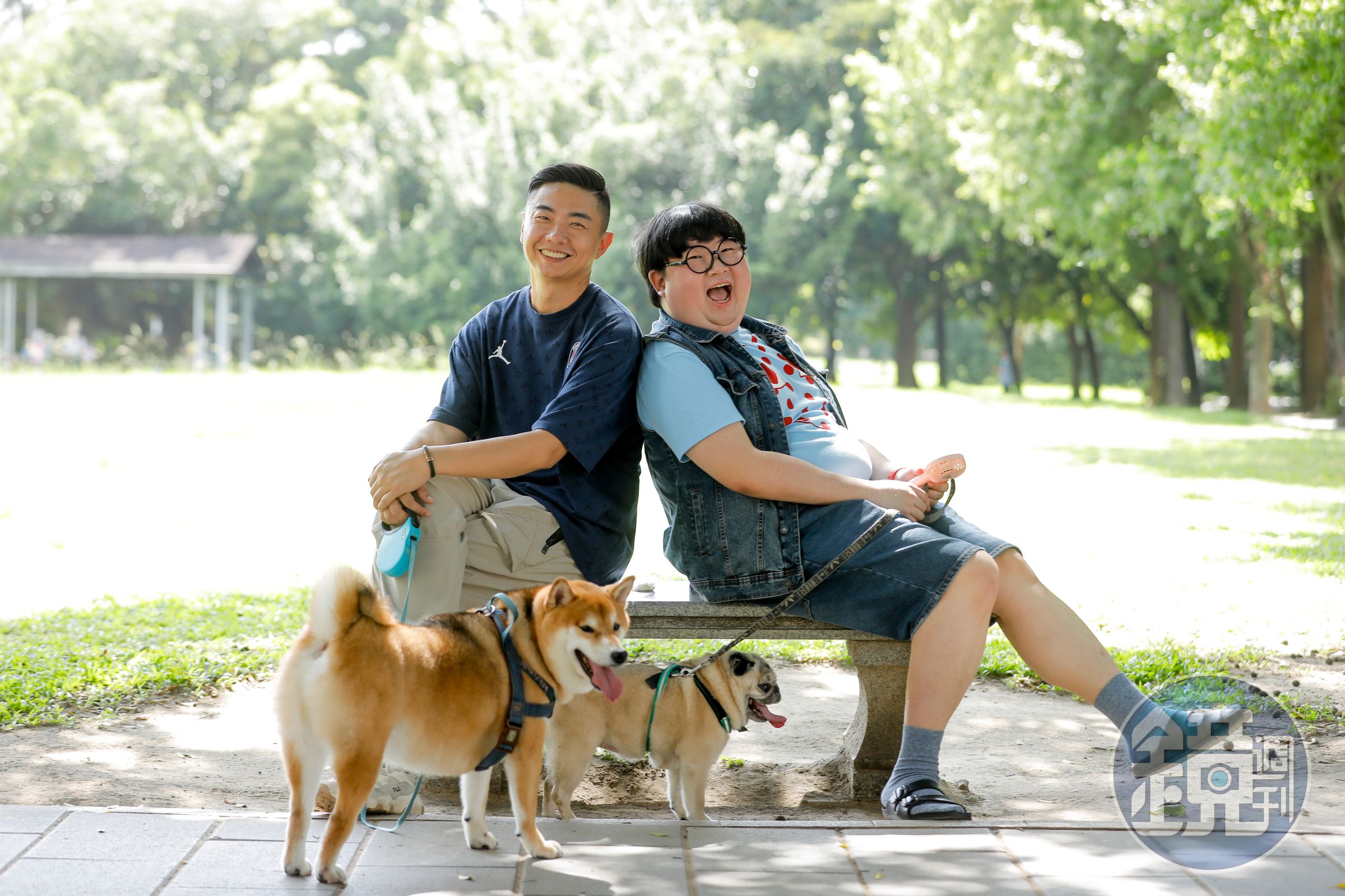 家有老犬的陳彥佐(右),找熊爸(左)追問老犬如何照護,也想了解狗狗玩便便的原因。
