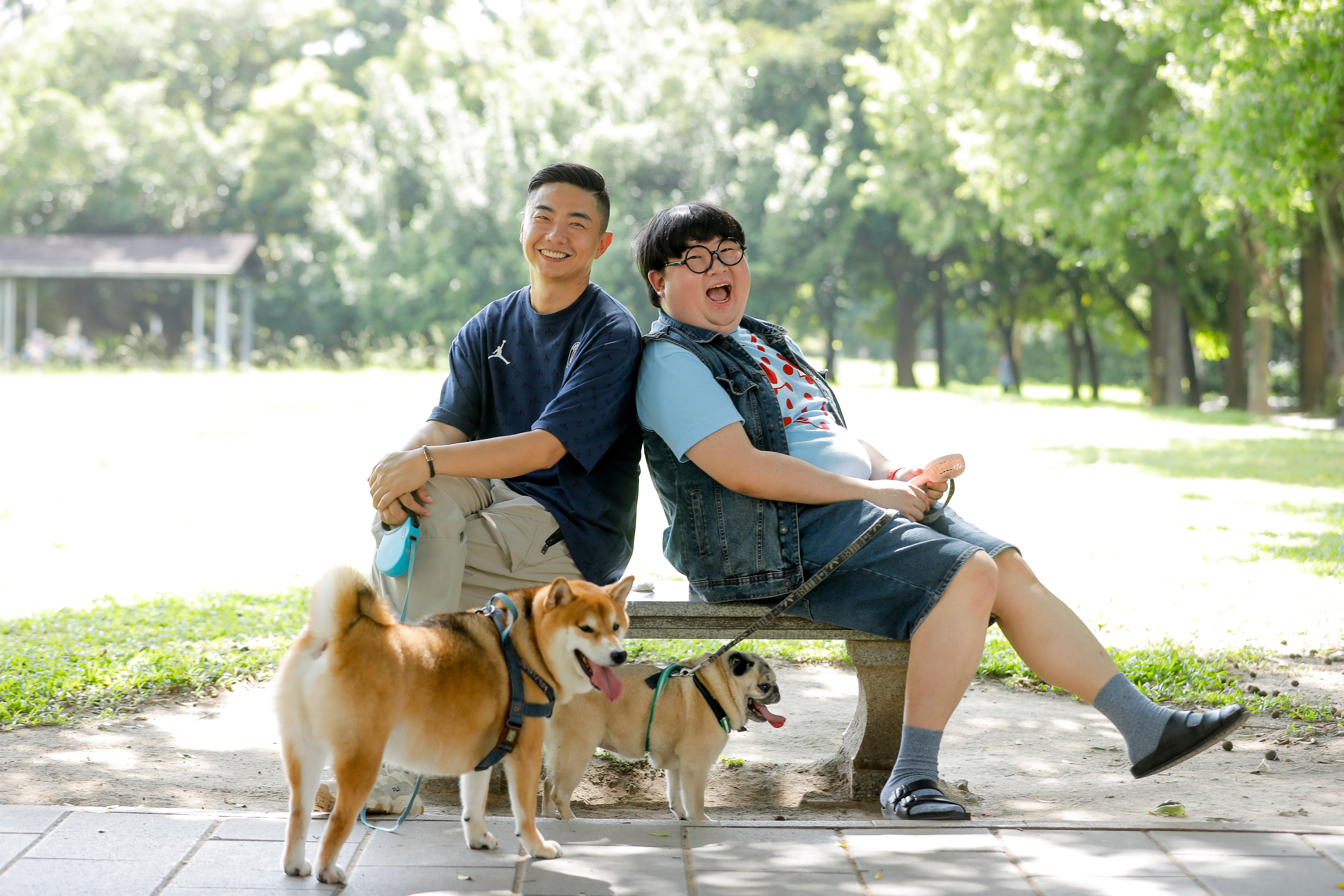 家有老犬的陳彥佐(右),找熊爸(左)追問老犬如何照護,也想了解狗狗玩便便的原因。