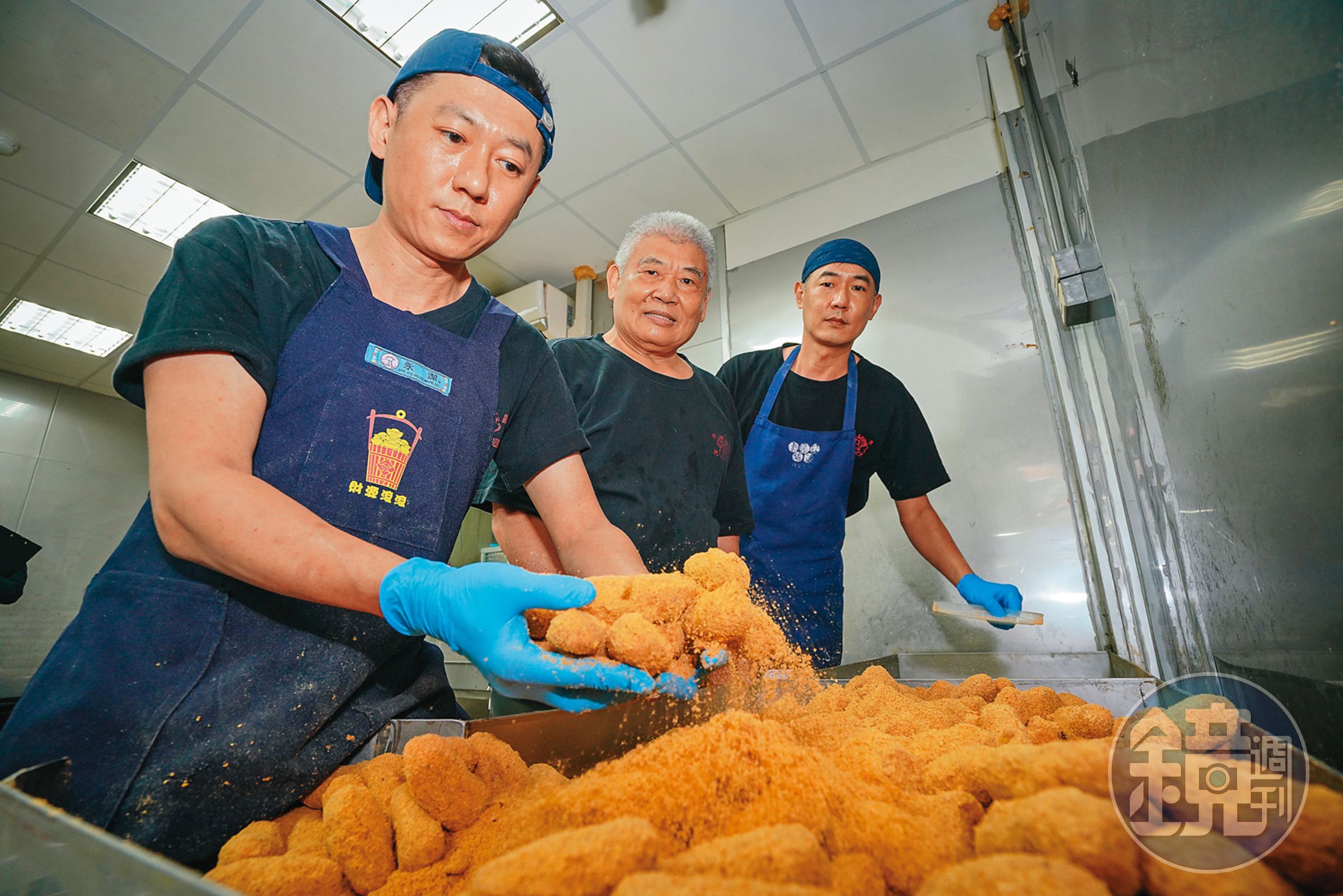 福隆製菓的麻粩是桃園隱藏版美食,第二代老闆蔡清坡(中)與兒子蔡昆哲(後)、蔡文哲(前)至今仍堅持手工一條龍製作。