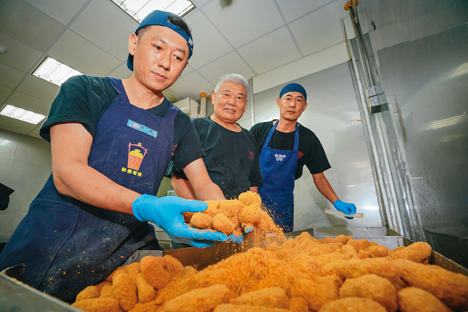 福隆製菓的麻粩是桃園隱藏版美食，第二代老闆蔡清坡（中）與兒子蔡昆哲（後）、蔡文哲（前）至今仍堅持手工一條龍製作。
