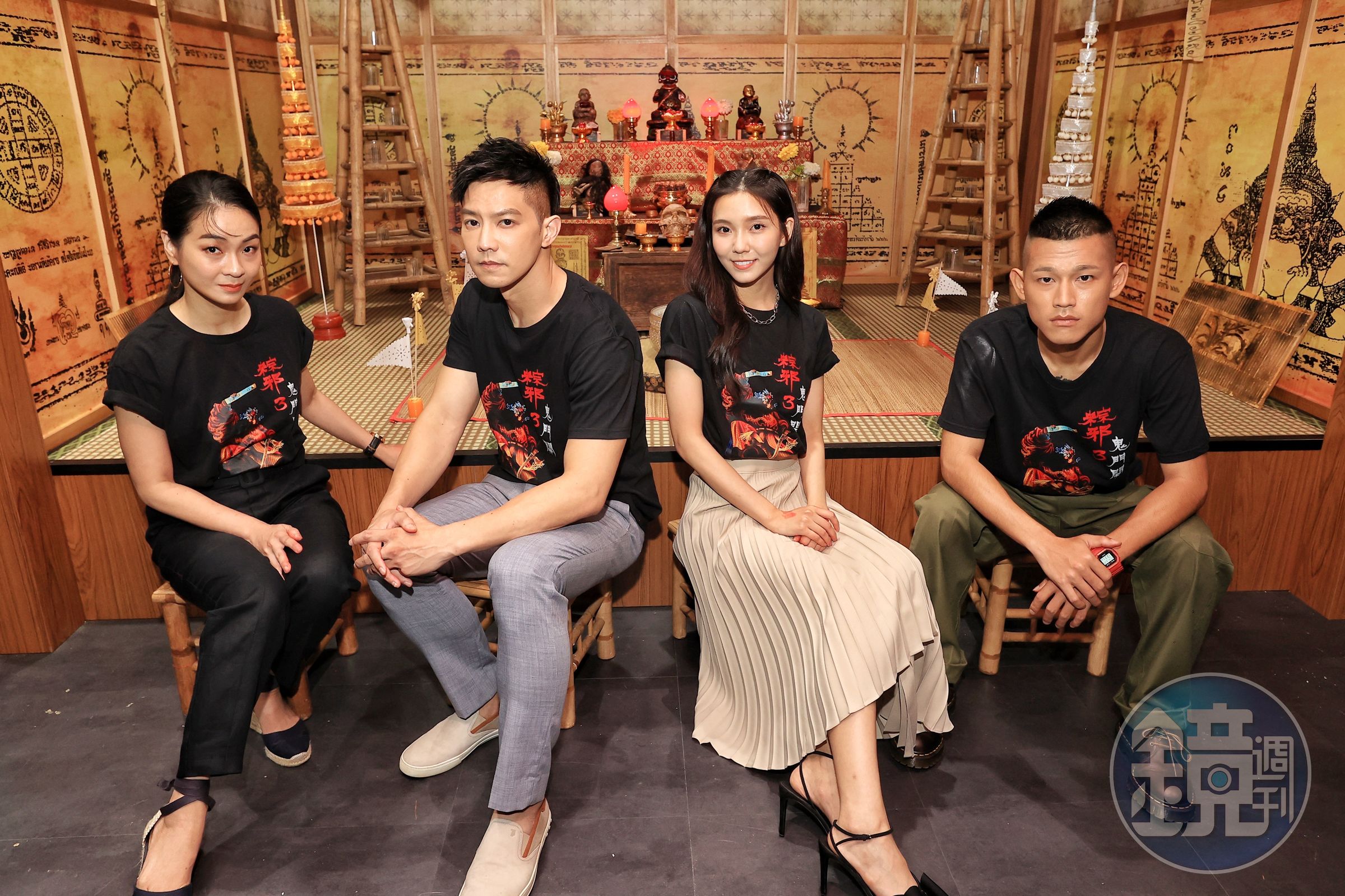 演員群身後便是泰國陰靈古曼童的祭壇,泰國的宗教顧問團隊這次特別來台為展場進行儀式驅走邪靈。(華影國際提供)